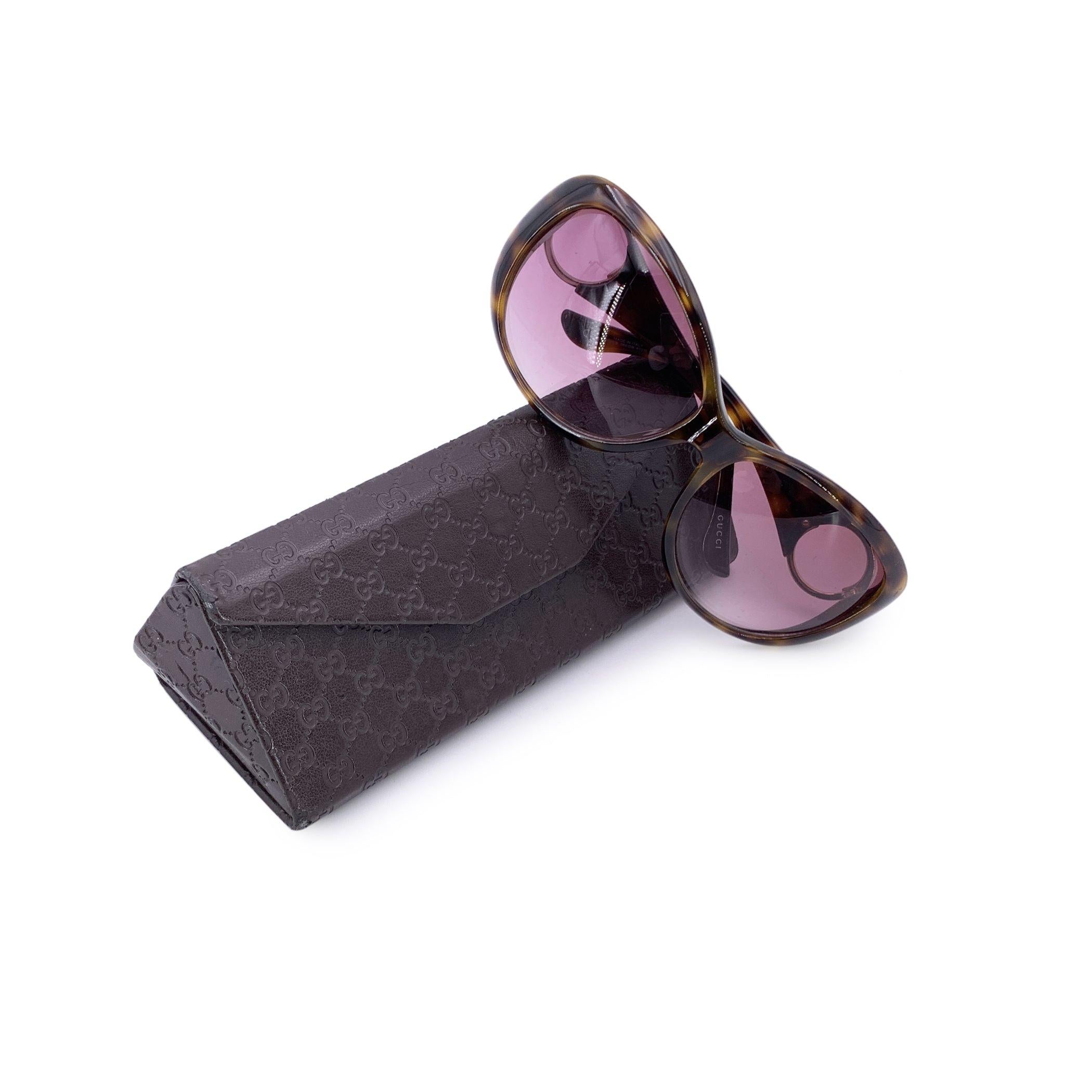 Gli occhiali da sole sono un accessorio essenziale che non passa mai di moda e questi occhiali Gucci sono la perfetta incarnazione di uno chic senza tempo. Realizzate in lussuoso acetato, le montature non solo sono resistenti ma offrono un look