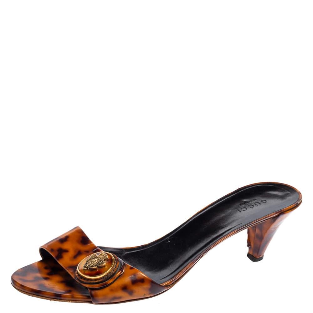 These Gucci slides are stylish, versatile, and easy to slip on. They come with open-toes featuring animal printed patent leather straps accented with the signature Hysteria emblems. Comfortable leather-lined insoles and low heels complete the
