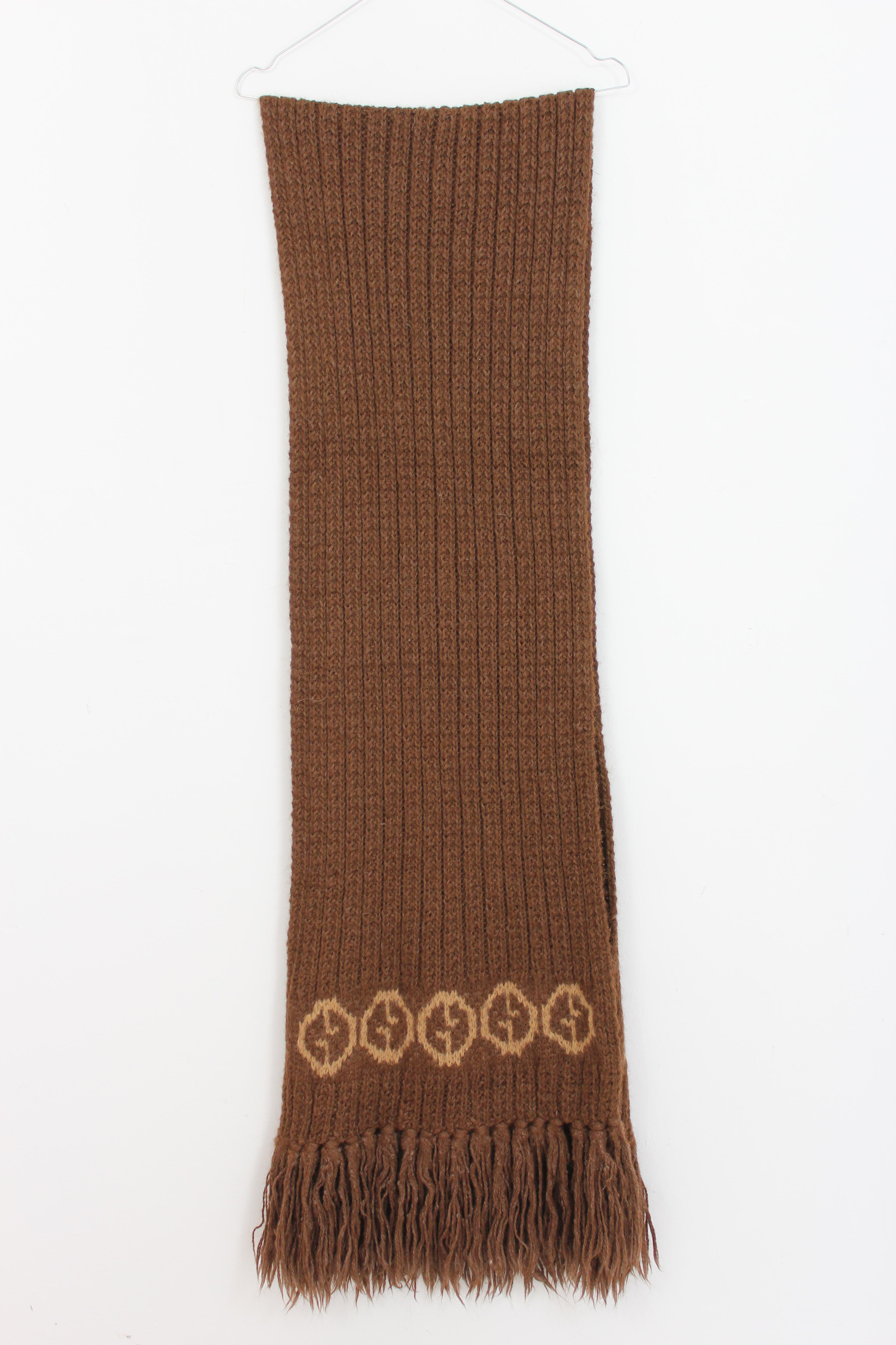 Gucci vintage 70s woman scarf. Large wrap scarf, brown with beige logo. 92% alpaca 8% acrylic fabric. Made in Italy.

Condition: Excellent

Item used few times, it remains in its excellent condition. There are no visible signs of wear, and it is
