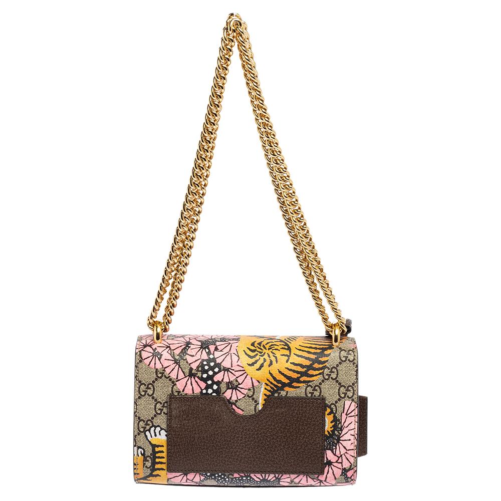 This chic and contemporary bag from the House of Gucci will help you outline a gorgeous look and outshine your elegant style! It is made from brown-beige Bengal GG Supreme canvas and leather on the exterior with a gold-toned logo-engraved lock