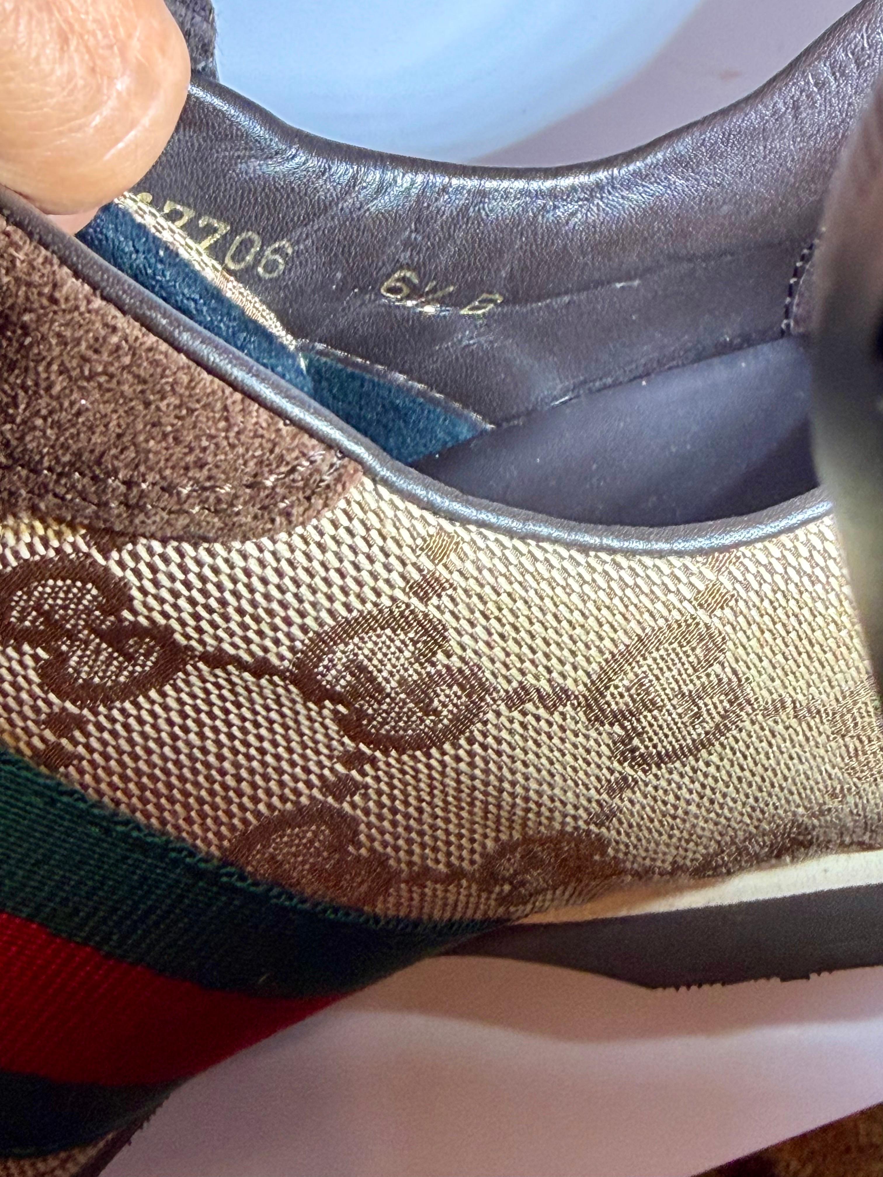Le sneakers Ace di Gucci ricevono un tocco caldo e vintage in tela GG e pelle scamosciata marrone. L'iconica striscia Web corre lungo il lato, mantenendo il tocco tradizionale in un paio che bilancia la facilità sportiva con l'inconfondibile DNA del