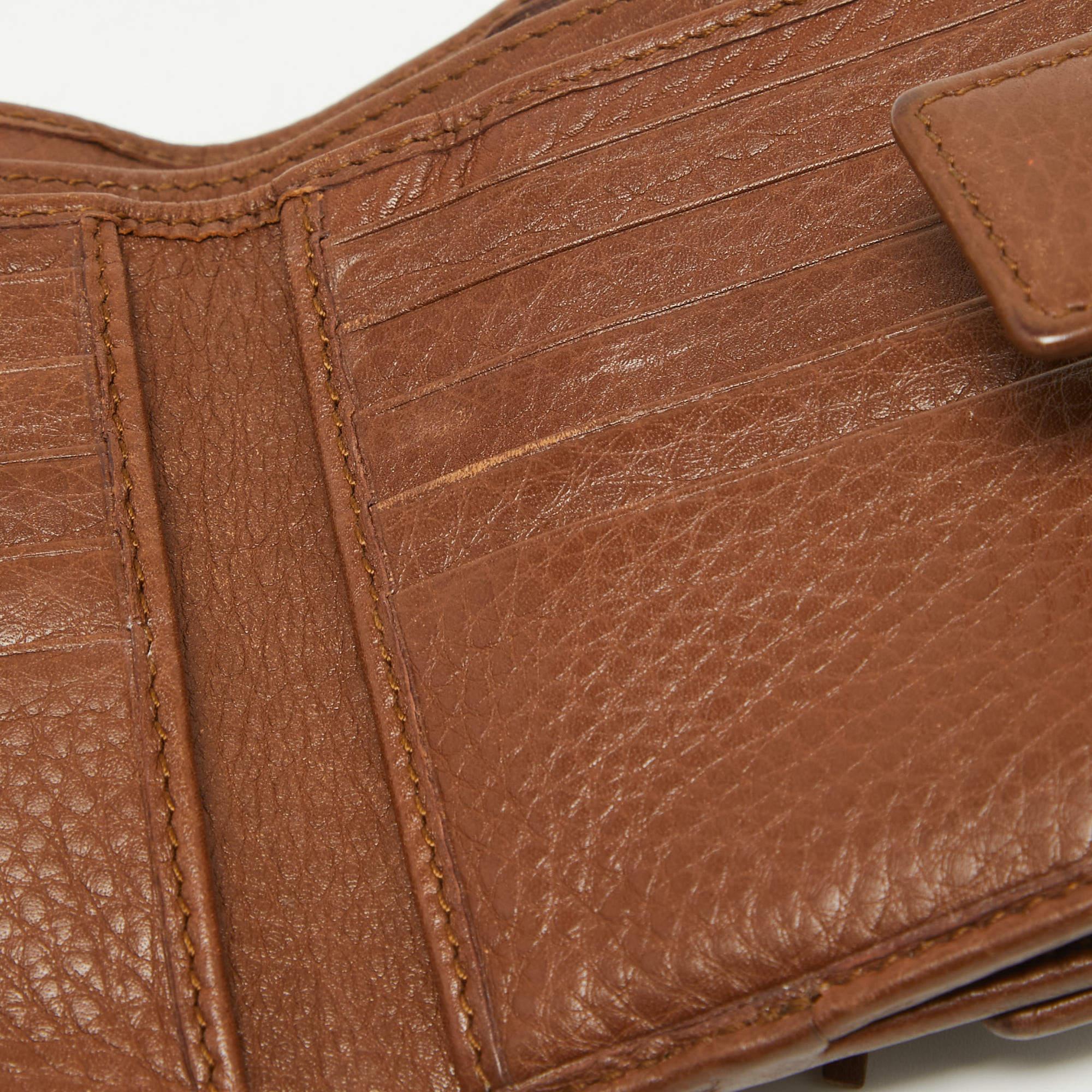Portafoglio compatto Gucci marrone/beige in tela GG e pelle con nappe di bambù in vendita 5