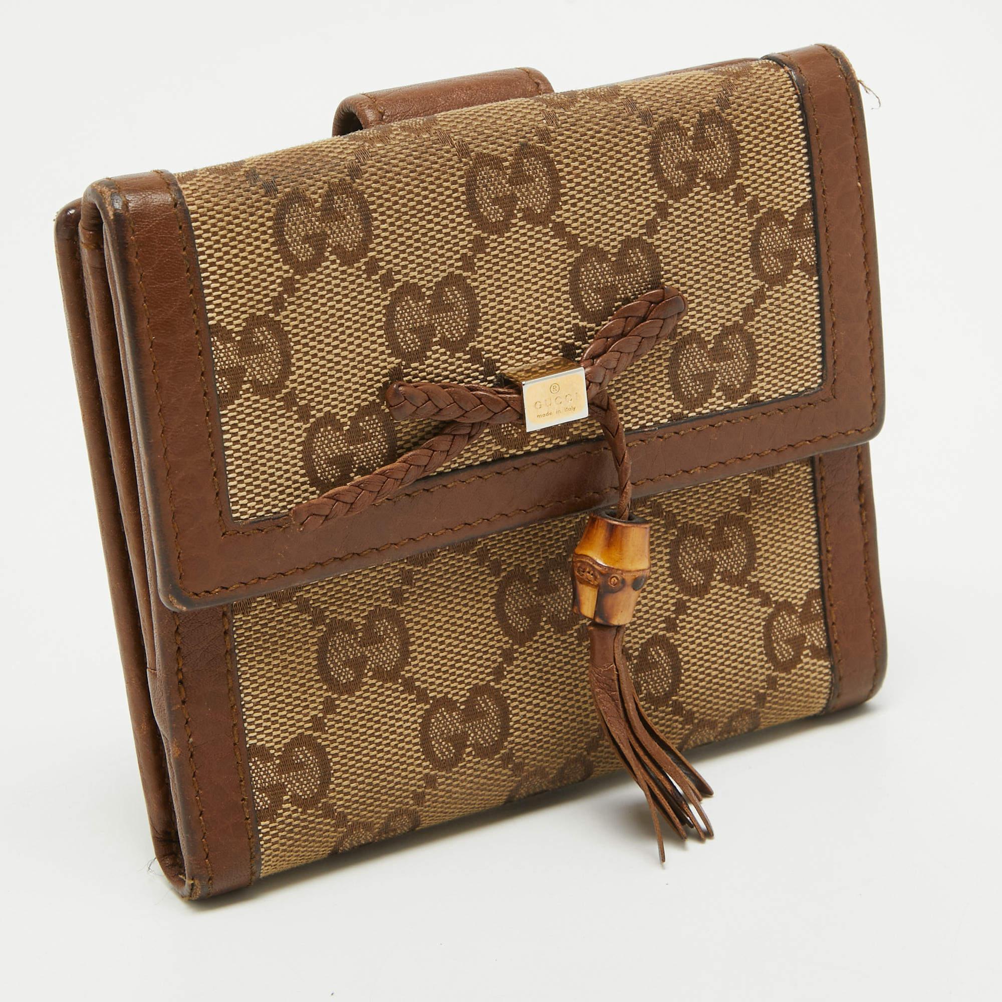 Donna Portafoglio compatto Gucci marrone/beige in tela GG e pelle con nappe di bambù in vendita