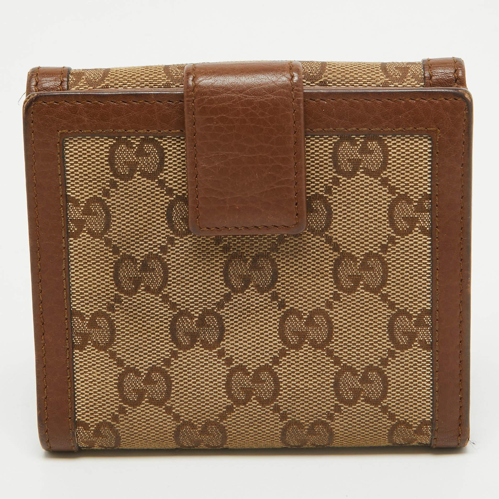 Portafoglio compatto Gucci marrone/beige in tela GG e pelle con nappe di bambù in vendita 1