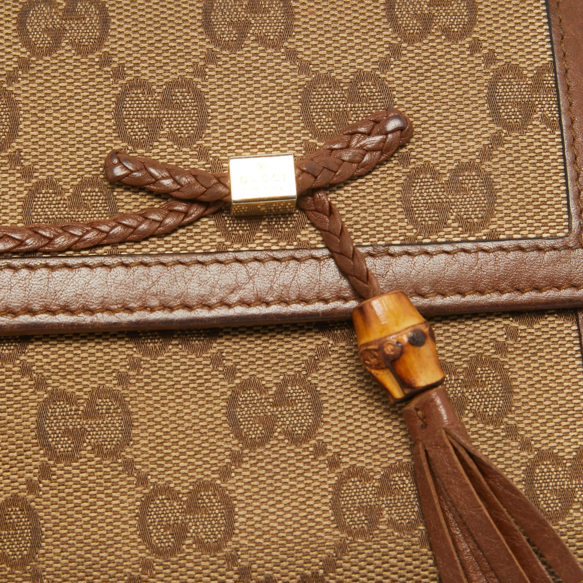 Portafoglio compatto Gucci marrone/beige in tela GG e pelle con nappe di bambù in vendita 2