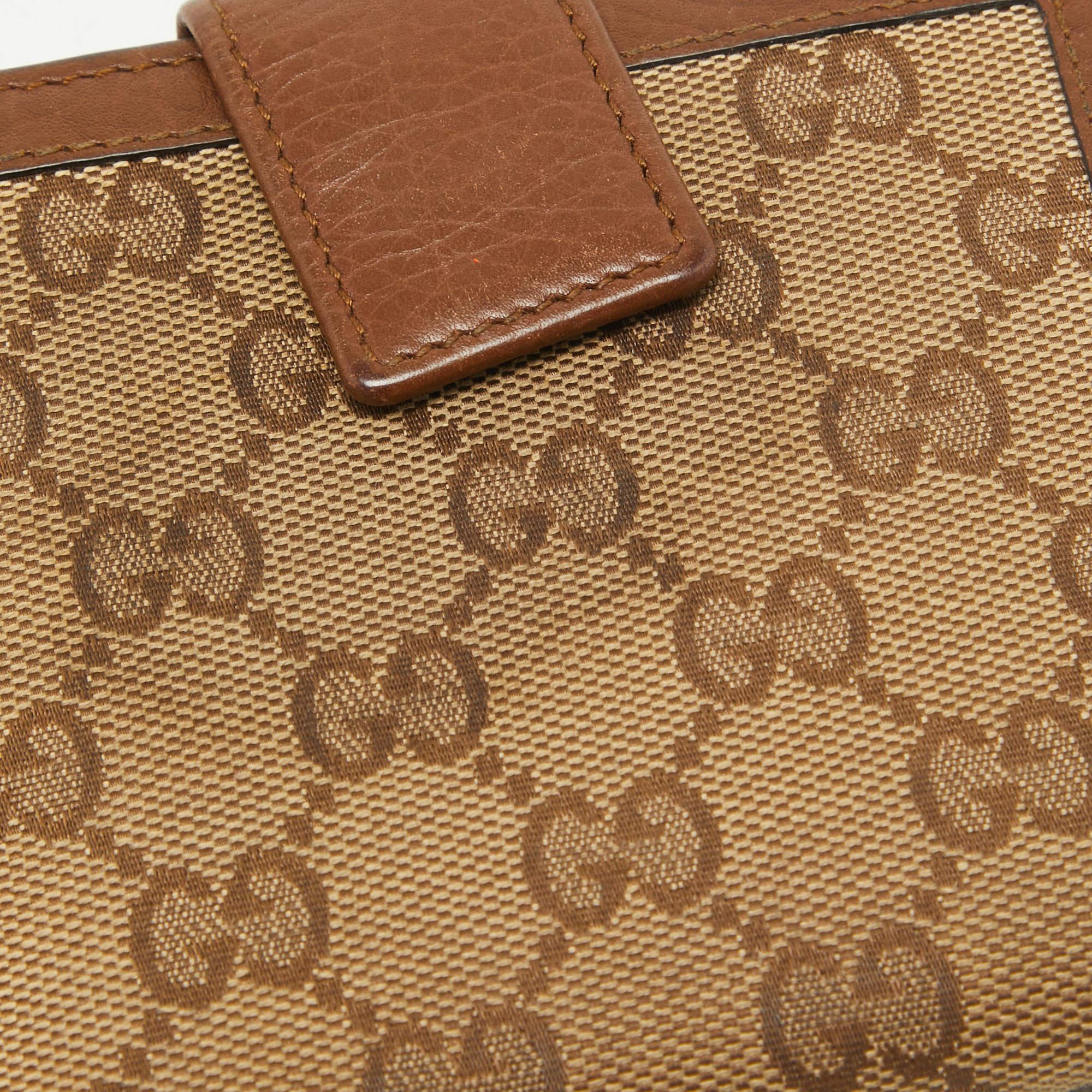 Portafoglio compatto Gucci marrone/beige in tela GG e pelle con nappe di bambù in vendita 4