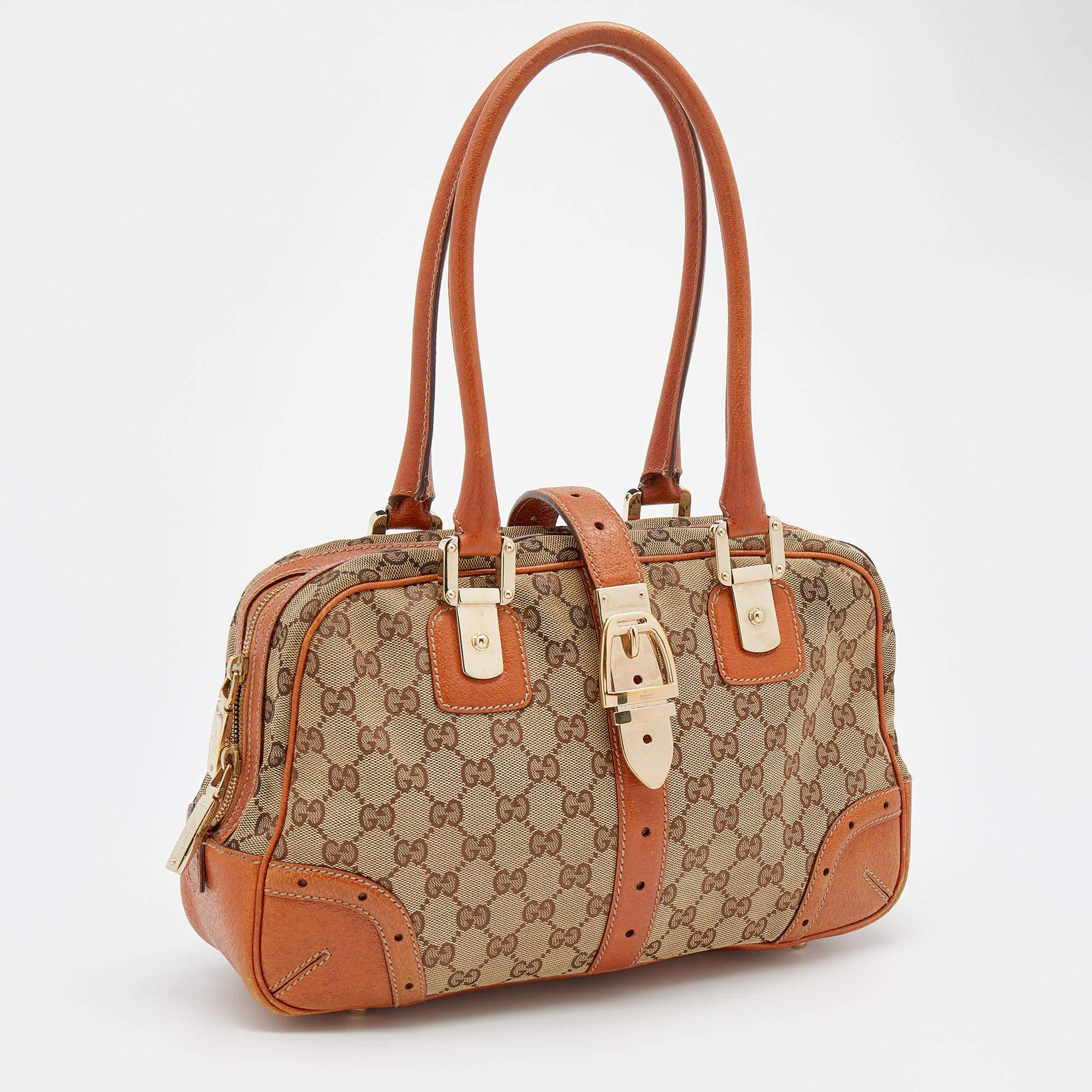 Gucci Boston Tasche aus Segeltuch und Leder mit brauner/beigefarbener GG-Schnalle im Zustand „Relativ gut“ im Angebot in Dubai, Al Qouz 2