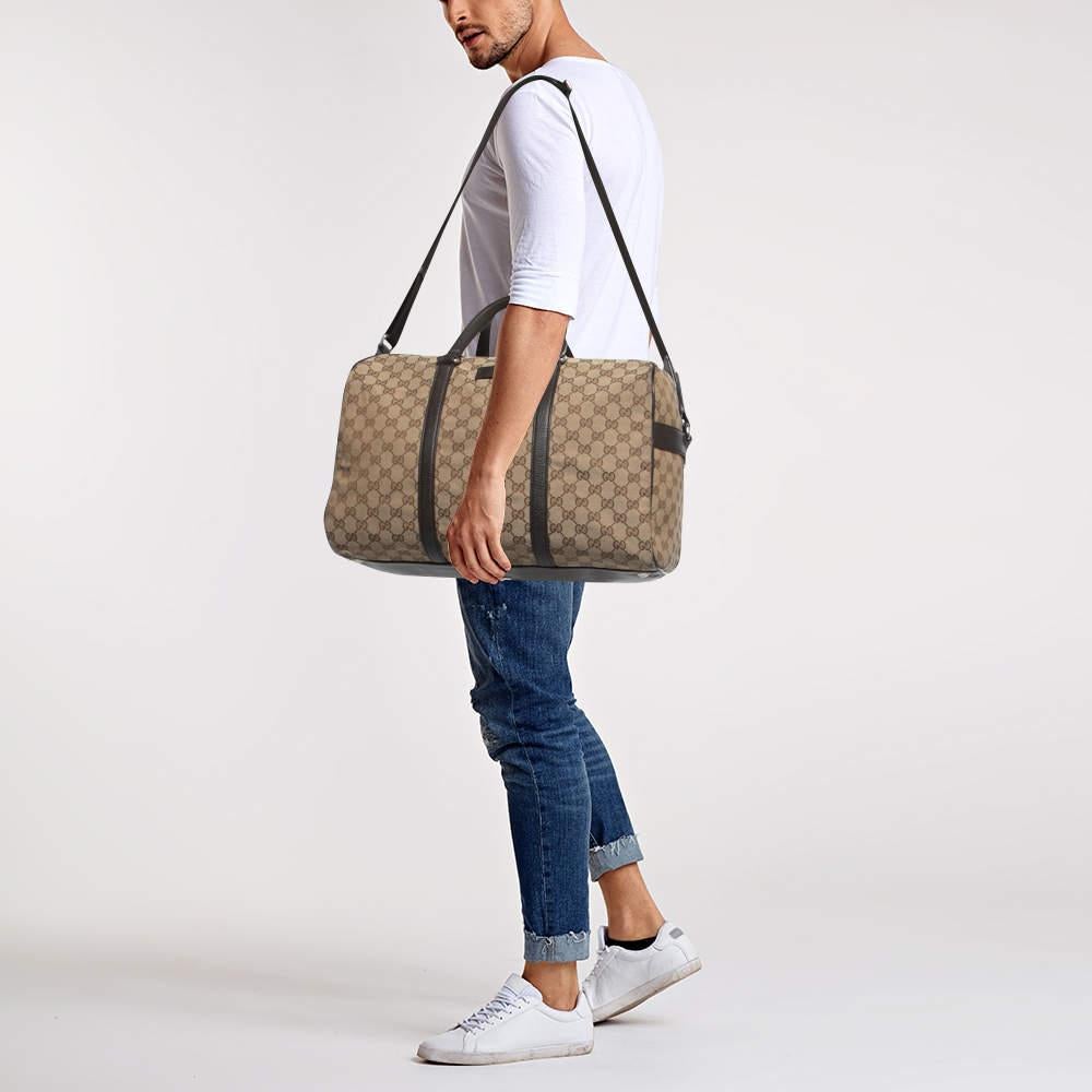 Carry everything you need in style thanks to this Gucci weekender bag. Crafted from the best materials, this is an accessory that promises enduring style and usage.

