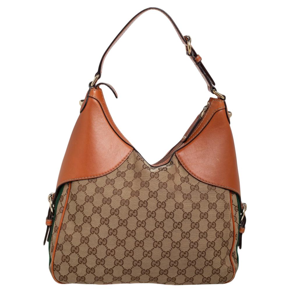 Diese Heritage Hobo von Gucci ist mit den charakteristischen Details der Marke versehen und bleibt weiterhin in aller Munde. Es ist mit dem braun-beigen GG Leinwand und Leder auf der Außenseite mit einem Webband Detaillierung erstellt. Das