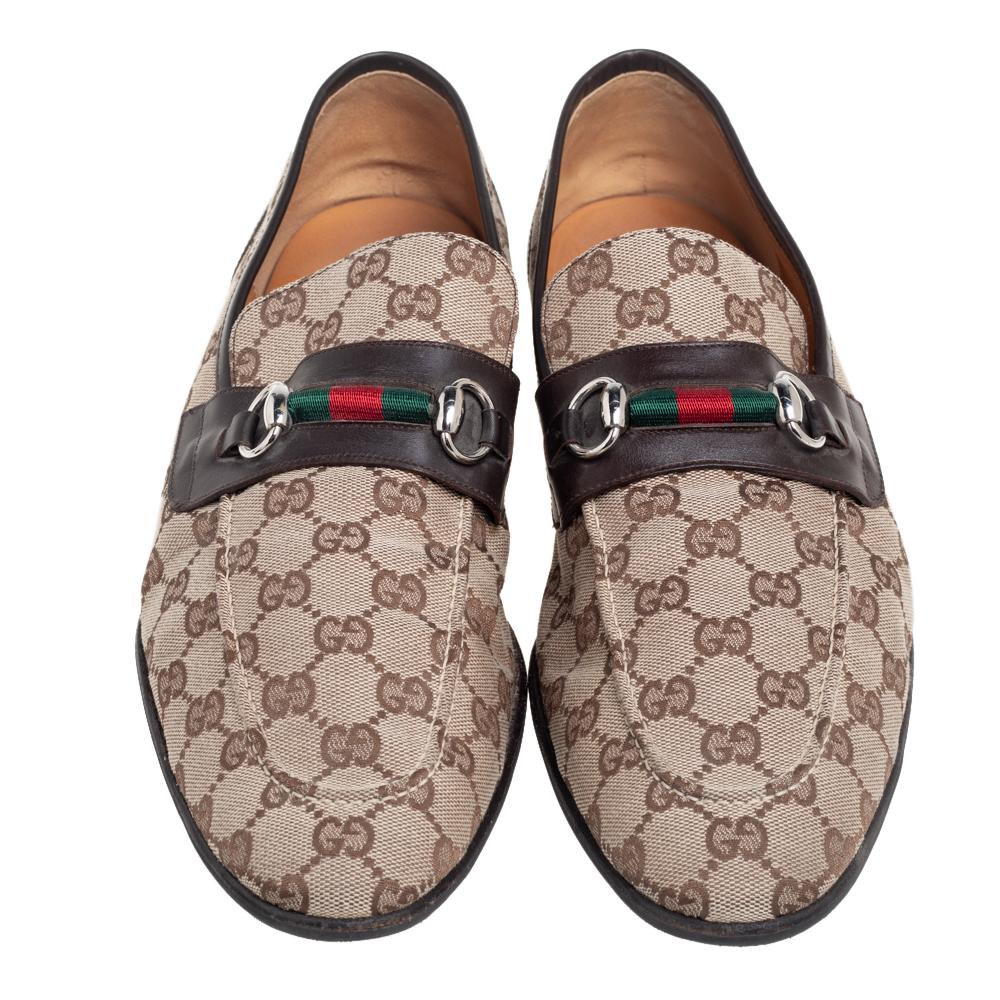 Stacked with symbolic details, these loafers from Gucci lend your feet with panache and uniqueness like none other. Their exterior exhibits the signature brown-beige GG canvas and leather with a silver-toned Horsebit accent perched on the vamps.