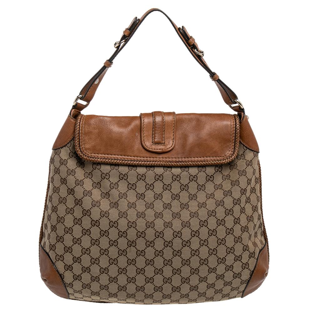 Diese Marrakech Umhängetasche von Gucci aus GG Canvas und Leder wurde mit minimalen Stildetails, aber mit großer Sorgfalt in der Verarbeitung entworfen, um Ihnen eine lange Lebensdauer zu garantieren. Die Tasche hat einen einzelnen Henkel,