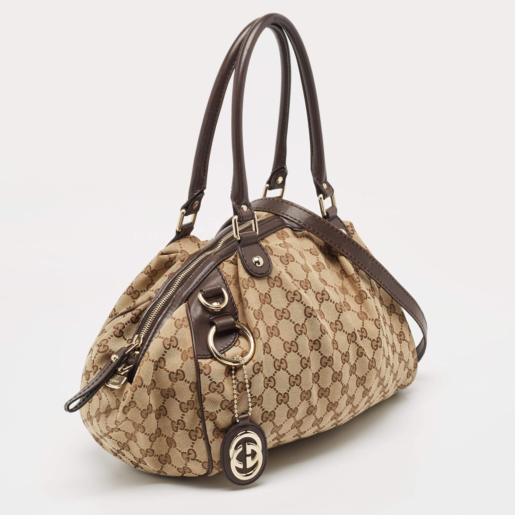 This authentic Gucci Sukey Boston bag is an example of the brand's fine designs that are skillfully crafted to project a classic charm. It is a functional creation with an elevating appeal.


