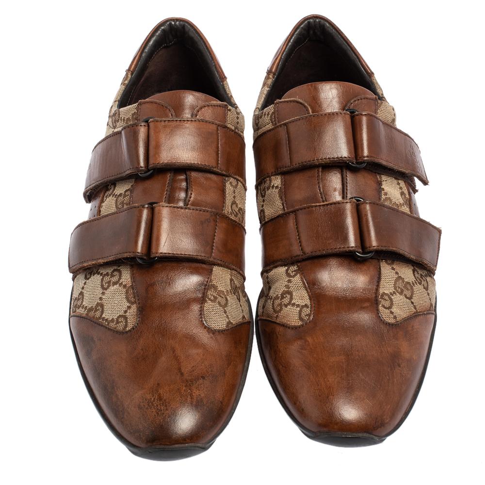 Siéntete genial con tu ropa informal cada vez que salgas a la calle con estas zapatillas de Gucci. Se han confeccionado con la lona y el cuero característicos de GG y se han adornado con correas de velcro dobles en los empeines. Estas zapatillas