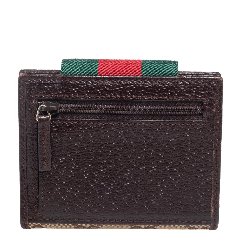 This Gucci wallet is an immaculate balance of sophistication and rational utility. It has been designed using prime quality materials and is elevated by a sleek finish. The creation is equipped with ample space for your monetary
