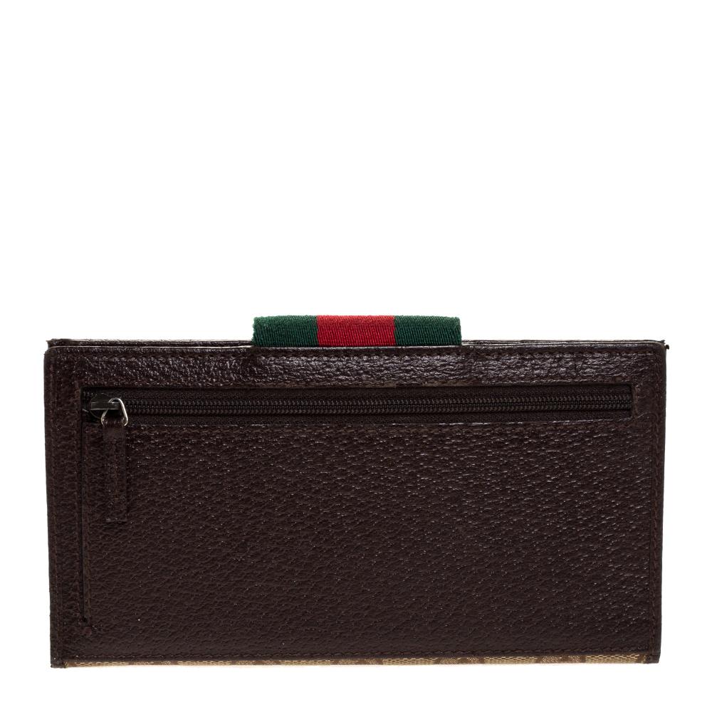 Store all your essentials in this wallet from Gucci. It is crafted from GG canvas and leather with a front closure that flaunts the web detailing. The leather and nylon-lined interior features multiple credit card slots and open compartments. It is