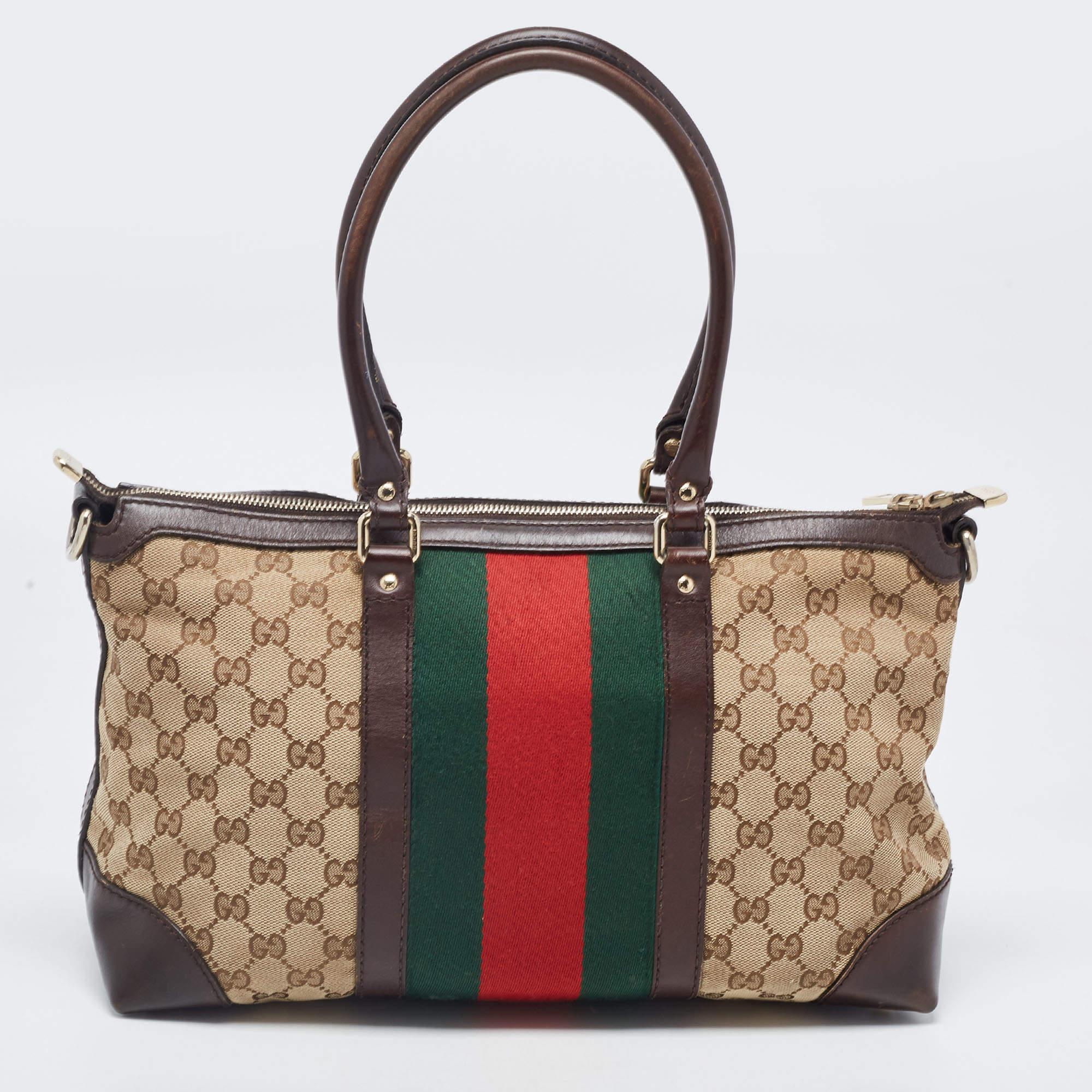 This Gucci bag is an example of the brand's fine designs that are skillfully crafted to project a classic charm. It is a functional creation with an elevating appeal.

Includes: Detachable Strap