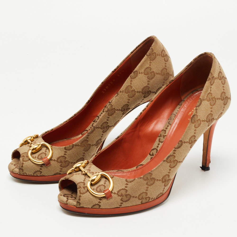 The fashion house's tradition of excellence, coupled with modern design sensibilities, works to make these pumps a fabulous choice. They'll help you deliver a chic look with ease.