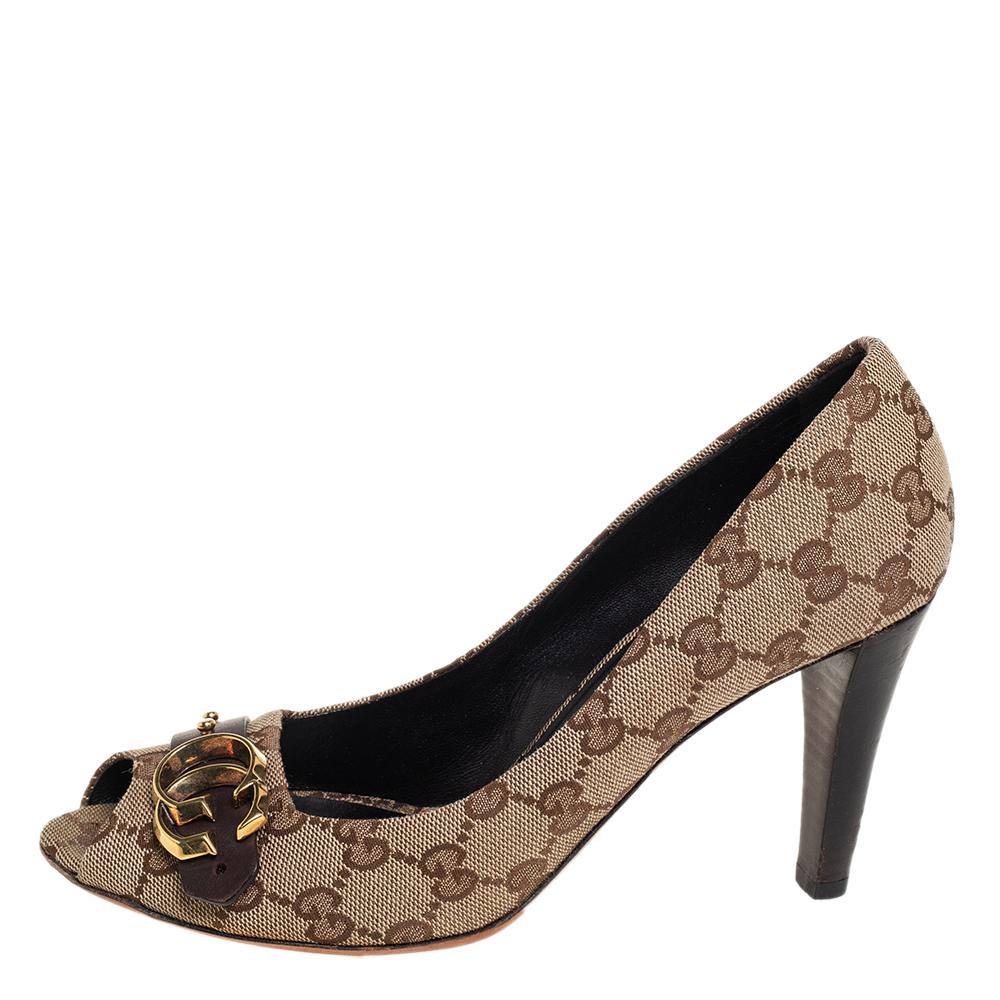 Timeless, versatile, and chic, these Gucci pumps for women are made into an open-toe silhouette. Crafted from GG canvas, they are adorned with studs and the GG buckle on the uppers. The pumps are raised at 9 cm heels.

