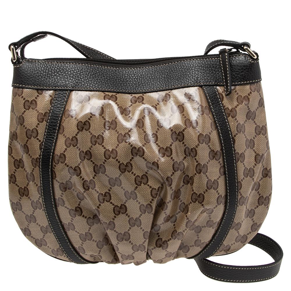 Gucci brings to you this Abbey bag that is a classic. Made in Italy, the creation is crafted from GG Crystal canvas and features a leather strap and gold-tone hardware. It opens to a fabric-lined interior with enough space to hold all your daily
