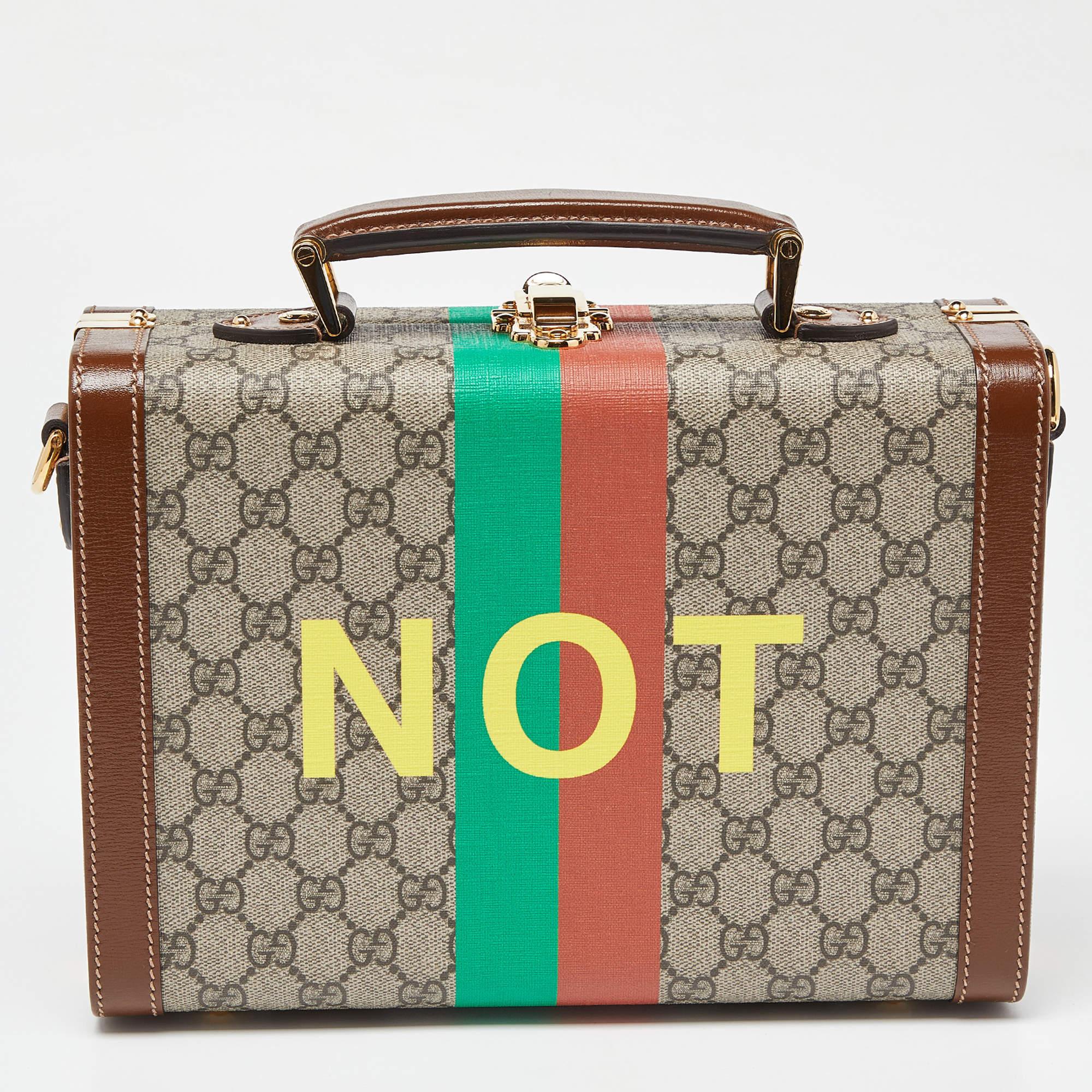 Diese Gucci Beauty Case Tasche ist ein Beispiel für die feinen Designs der Marke, die mit viel Geschick einen klassischen Charme versprühen. Es handelt sich um eine funktionelle Kreation mit einer gehobenen Ausstrahlung.

Enthält: Abnehmbarer Gurt,