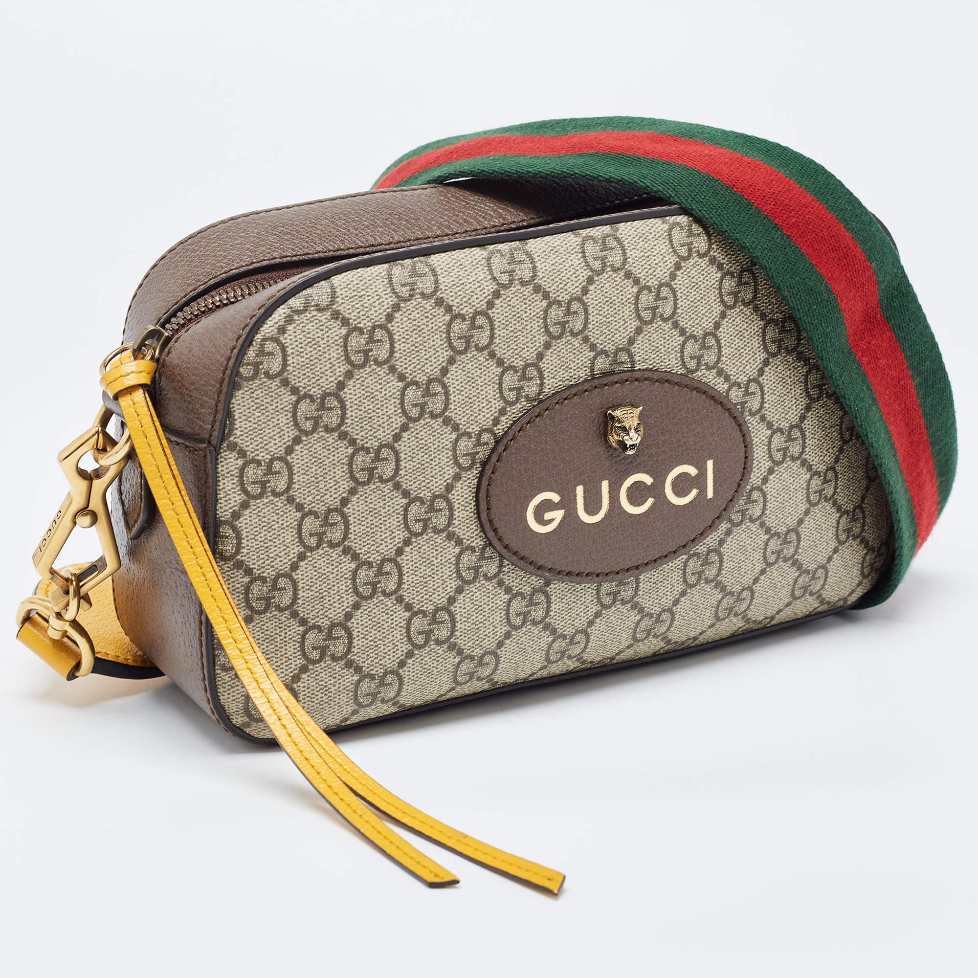 Le sac messager Gucci Neo Vintage arbore le monogramme emblématique GG sur une toile résistante. D'inspiration vintage, il est doté d'un intérieur spacieux, d'une bandoulière réglable, d'une bordure en cuir et d'une quincaillerie dorée à l'ancienne,