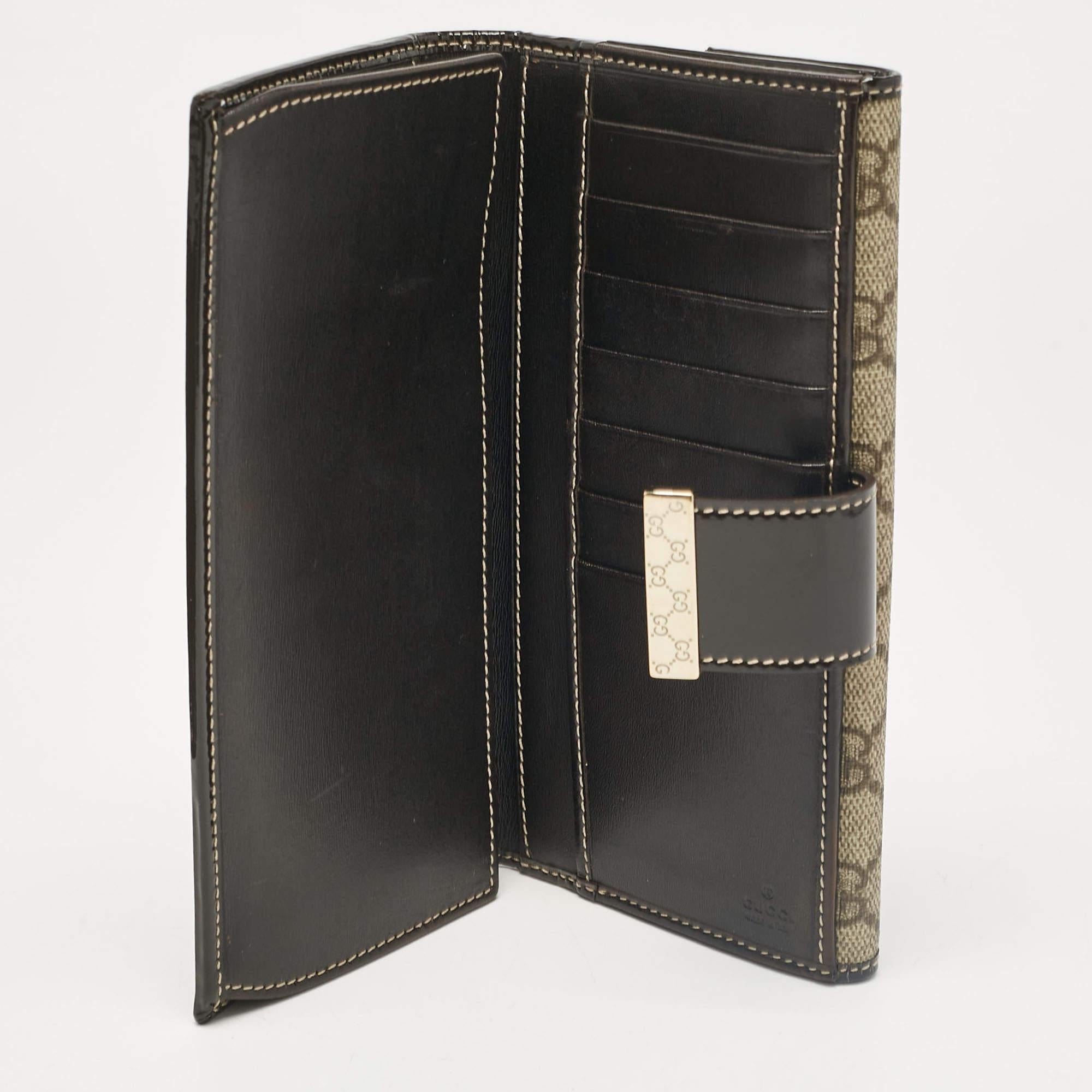 Compact and stylish this wallet will be your favorite grab and go companion. Designed from quality materials its interior is divided into different compartments to store your cards and cash perfectly.