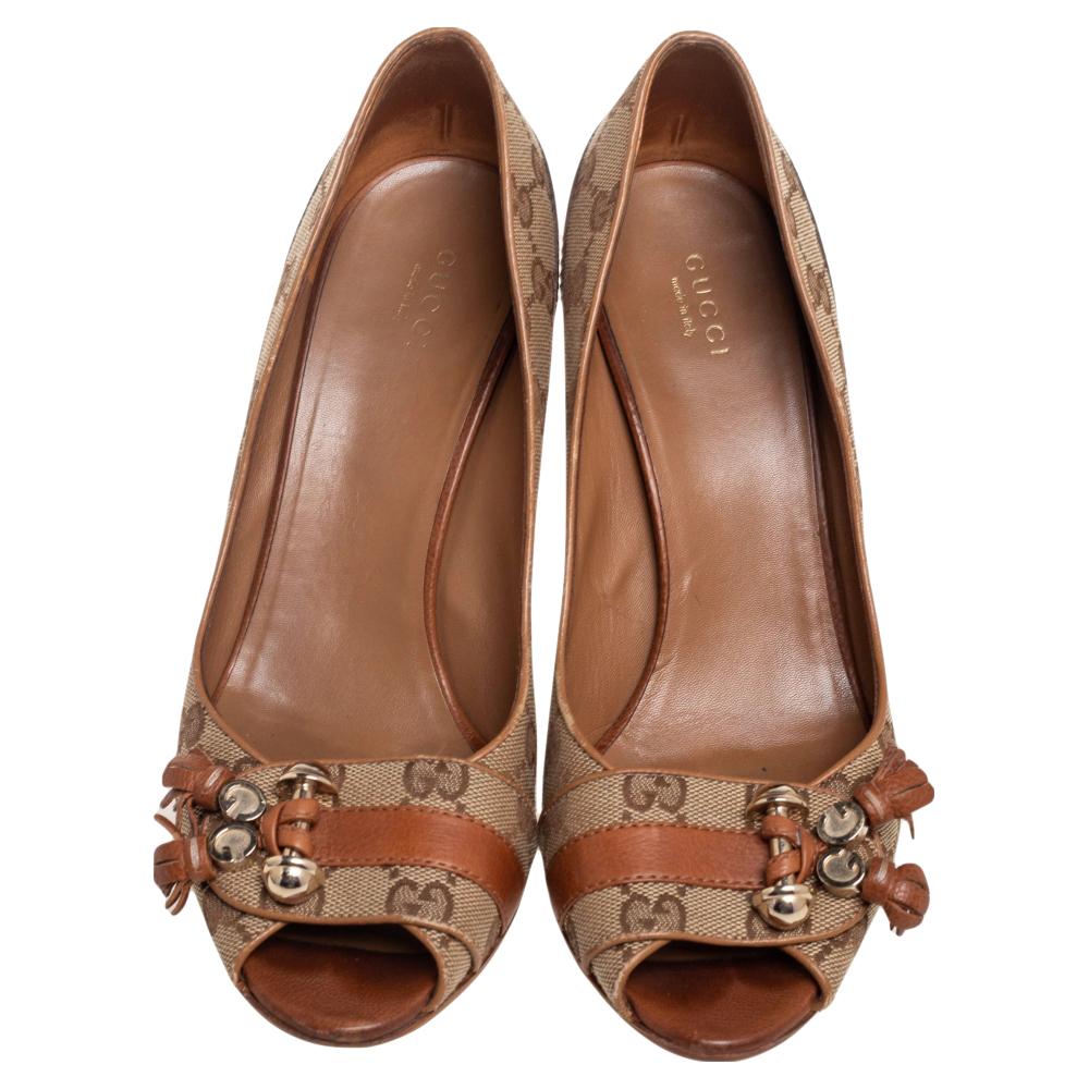 Gucci Brown/Beige Leather and GG Canvas Tassel Detail Peep-Toe Pumps Size 39.5 In Good Condition In Dubai, Al Qouz 2