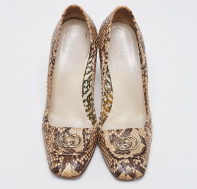 The alluring design and grand hue of these Gucci pumps make the pair a must-have. Crafted skilfully, these pumps are set on a durable base and comfortable heel. Choose this finely-designed pair of pumps to make a luxe fashion statement.