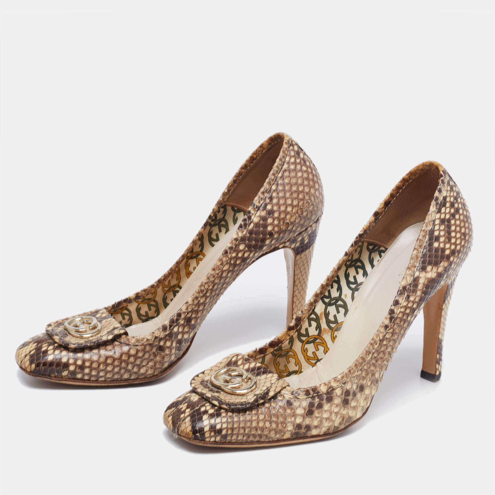 The alluring design and grand hue of these Gucci pumps make the pair a must-have. Crafted skilfully, these pumps are set on a durable base and comfortable heel. Choose this finely-designed pair of pumps to make a luxe fashion statement.

