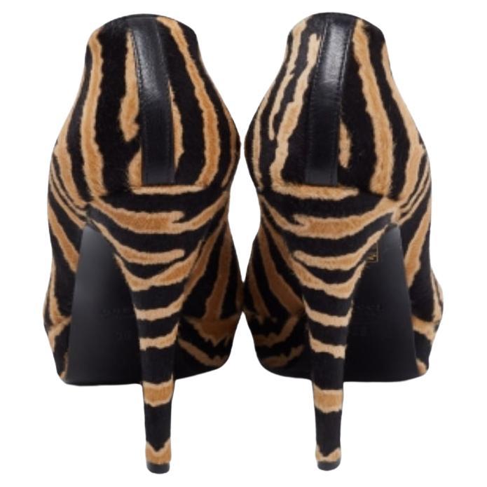 These Gucci pumps are liked for their feminine sophistication and curves. Crafted from calfhair in dual shades, the Betty pumps feature peep toes and 12 cm covered heels. The leather-lined insoles carry brand detail.