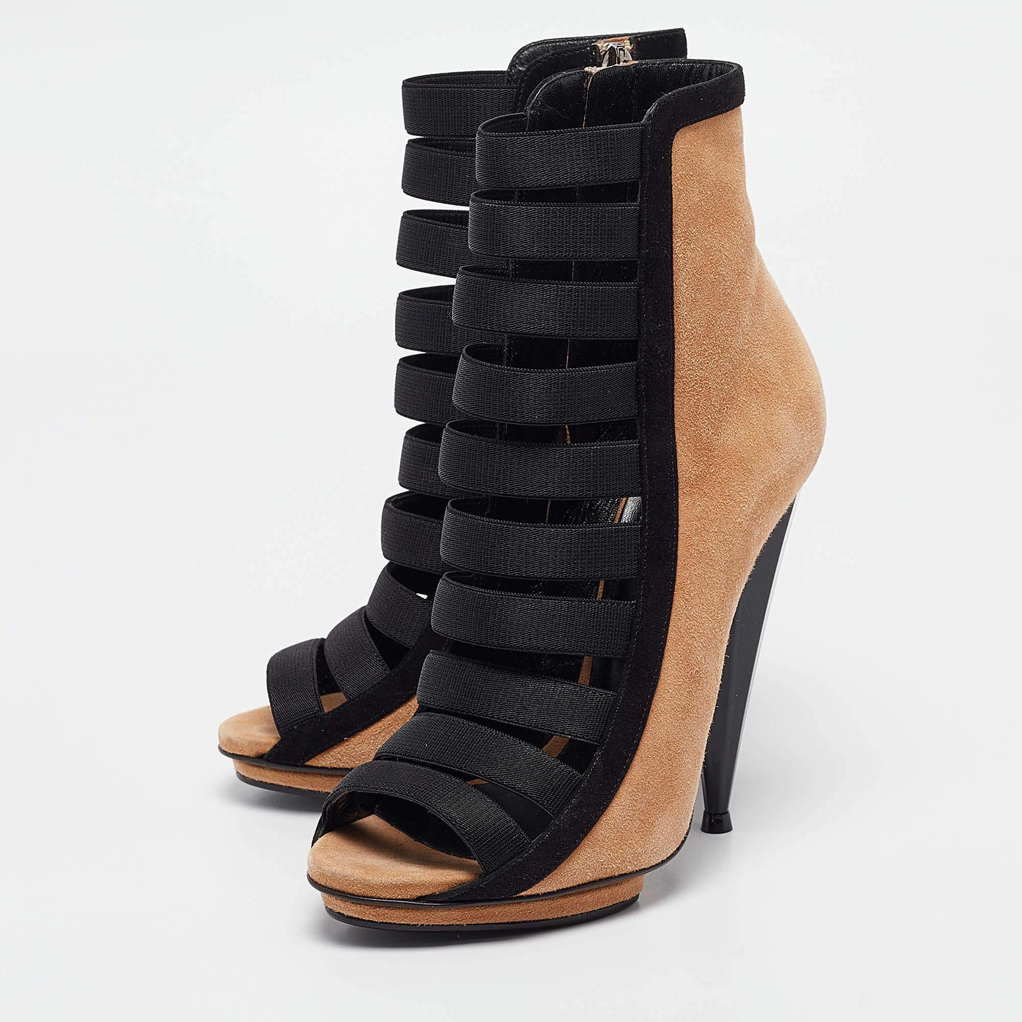 Enjoy the most fashionable days with these stylish boots. Modern in design and craftsmanship they are fashioned to keep you comfortable and chic