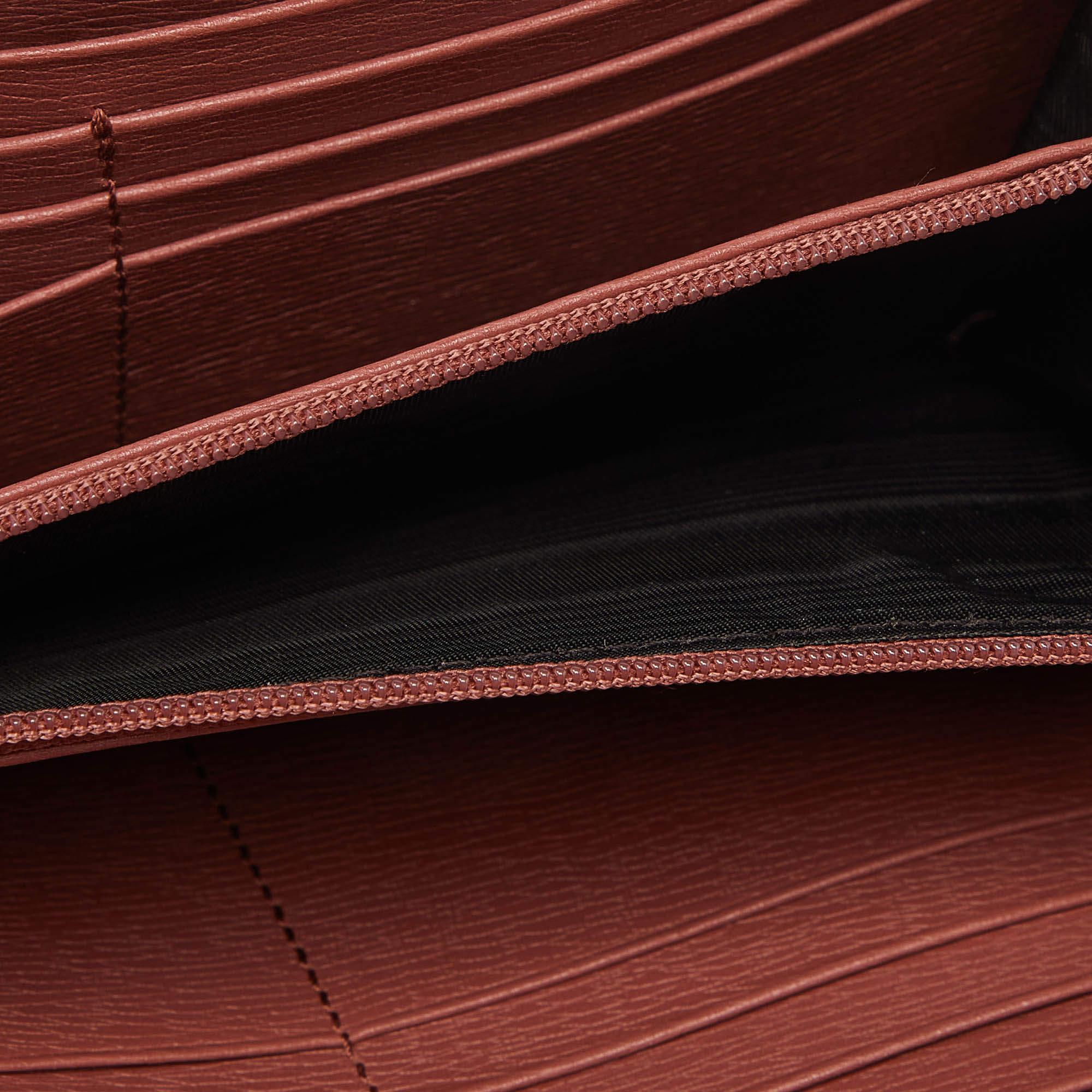 This designer wallet is an immaculate balance of sophistication and utility. It has been designed using leather and finished with a GG accent. The creation is equipped with ample space for your monetary essentials.