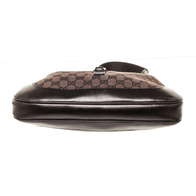 Gucci Brown Canvas Jackie Umhängetasche aus MATERIAL Canvas mit goldfarbener Hardware im Zustand „Relativ gut“ im Angebot in Irvine, CA
