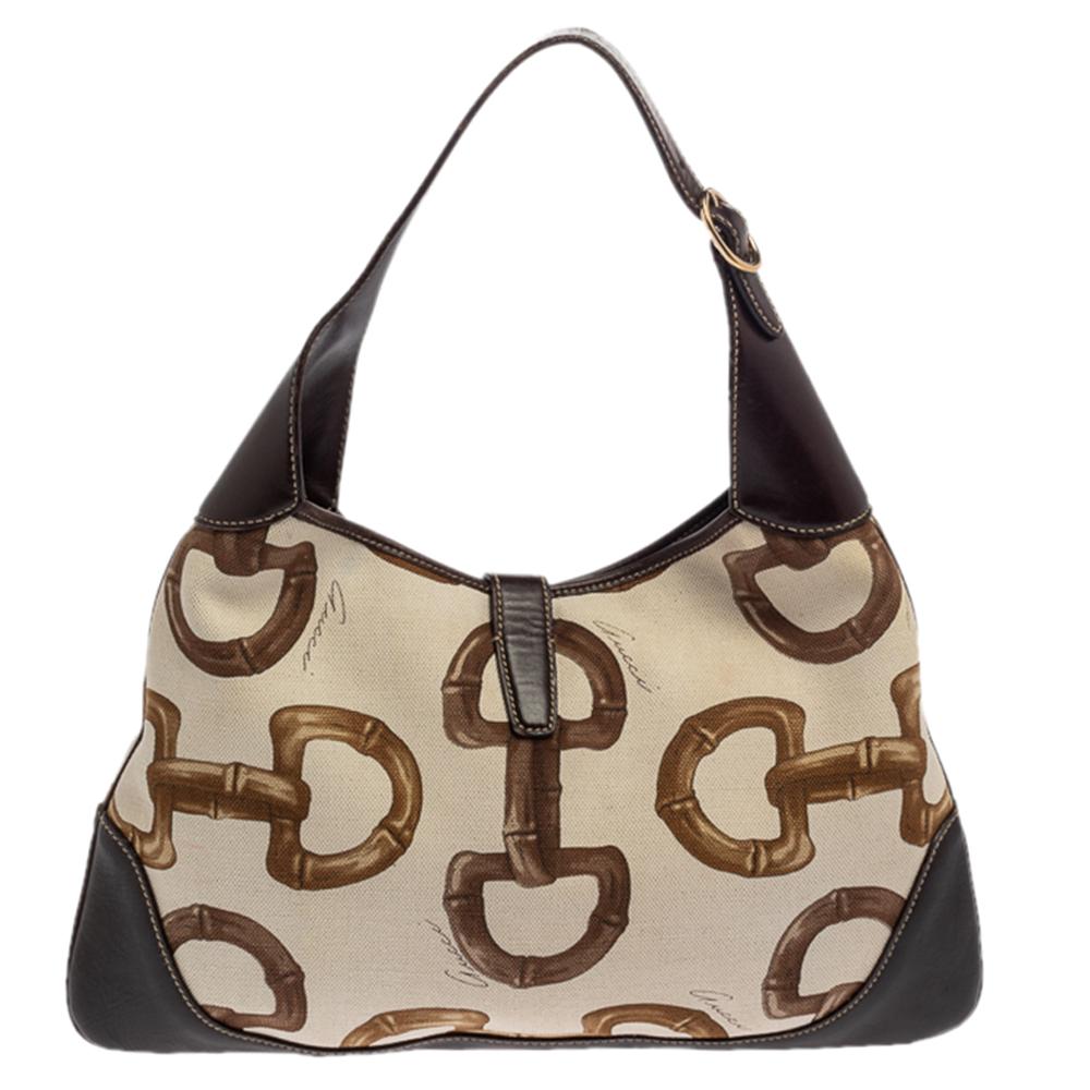 Gucci has always offered a line-up for cult accessories, just like this Jackie hobo originally designed in 1958 as a tribute to Jacqueline Kennedy Onassis. The canvas is printed with Horsebit motifs, while the contrasting leather edging gives it