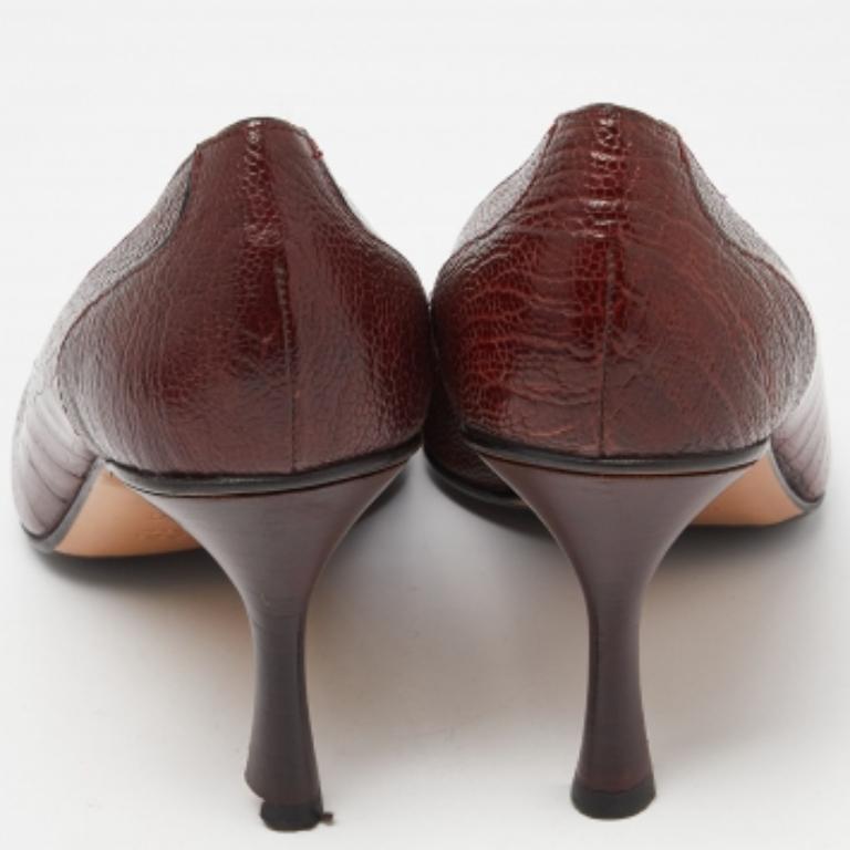 Gucci Marrón Cocodrilo Cuero Punta Bombas Tamaño 38.5 en venta 2