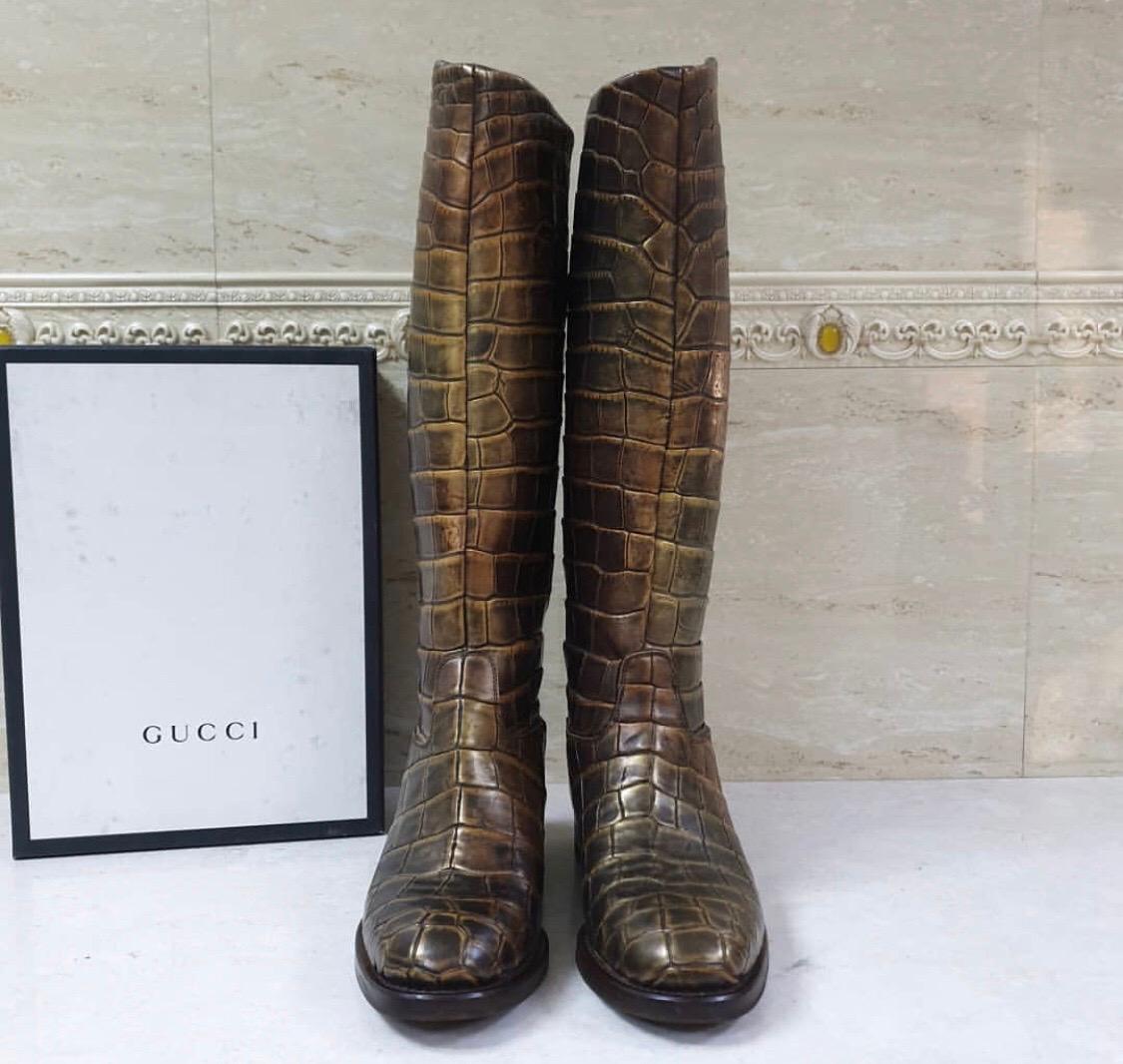 Super Rare Item.
Alligator/Croc Boots 
Retail $17,500+tax 



Pull up style

Sz.40

Made in Italy ????????

serial number inside

In back has Gucci crest logo.

Please know your size in Gucci shoes

Part of Gucci exotic line

Condition is excellent.