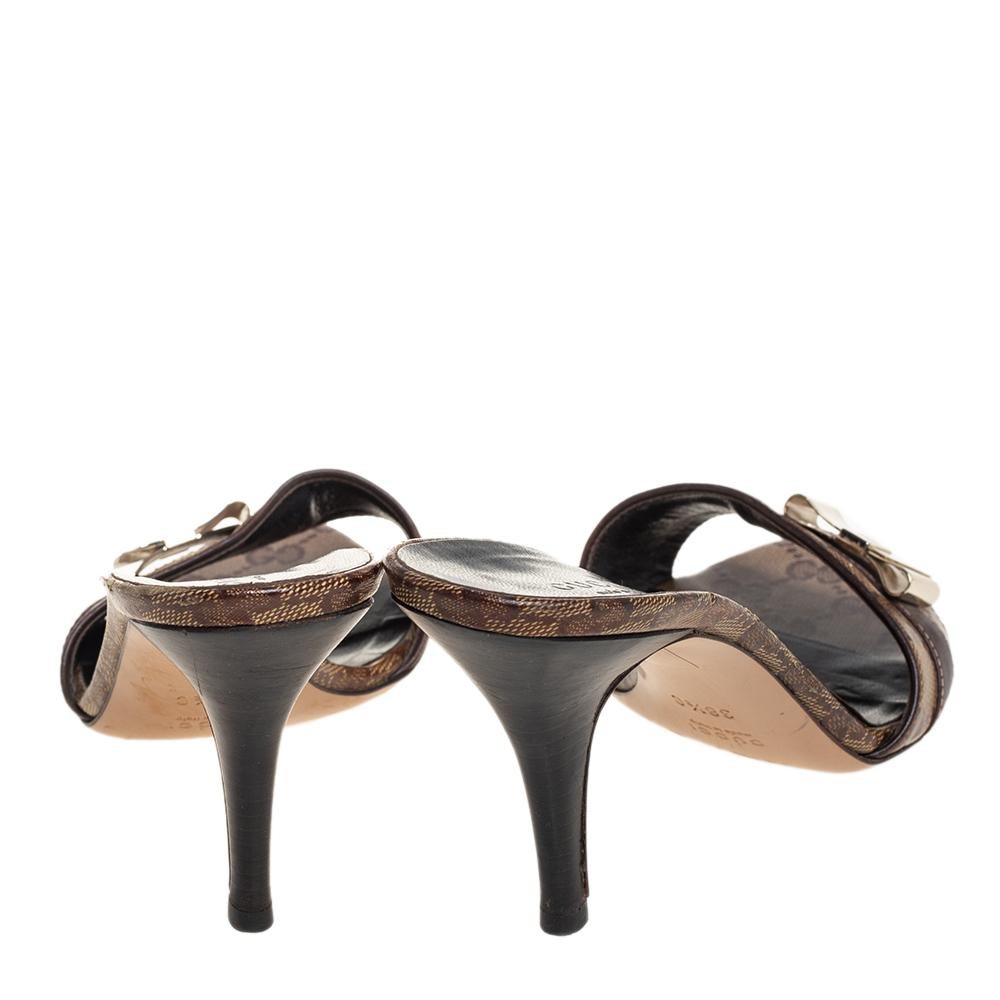 Gucci Brown Crystal Canvas Slip On Sandals Size 38.5 In Good Condition In Dubai, Al Qouz 2