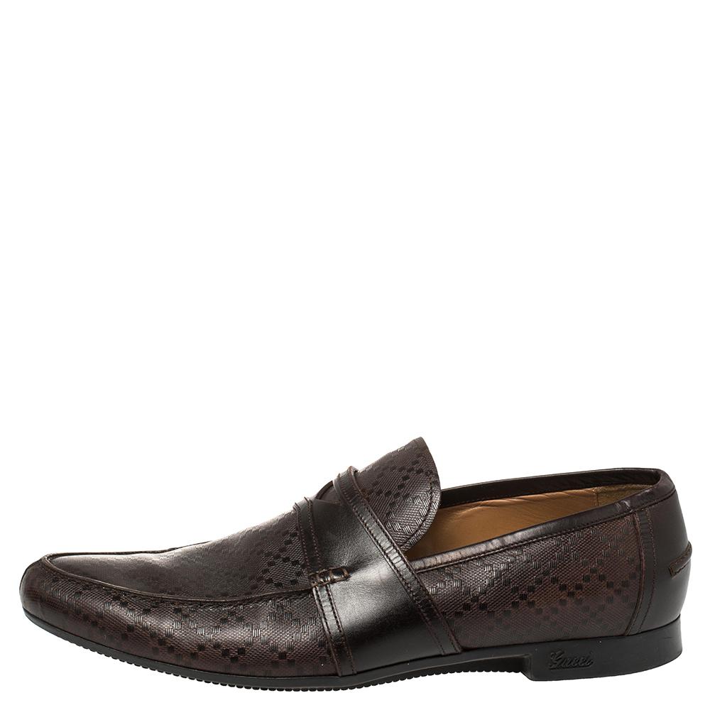 Right on style and comfort, this pair of loafers by Gucci will make a great addition to your shoe collection. They've been crafted from brown Diamante leather and styled with Penny keeper straps detailed with the signature logo. Leather insoles and