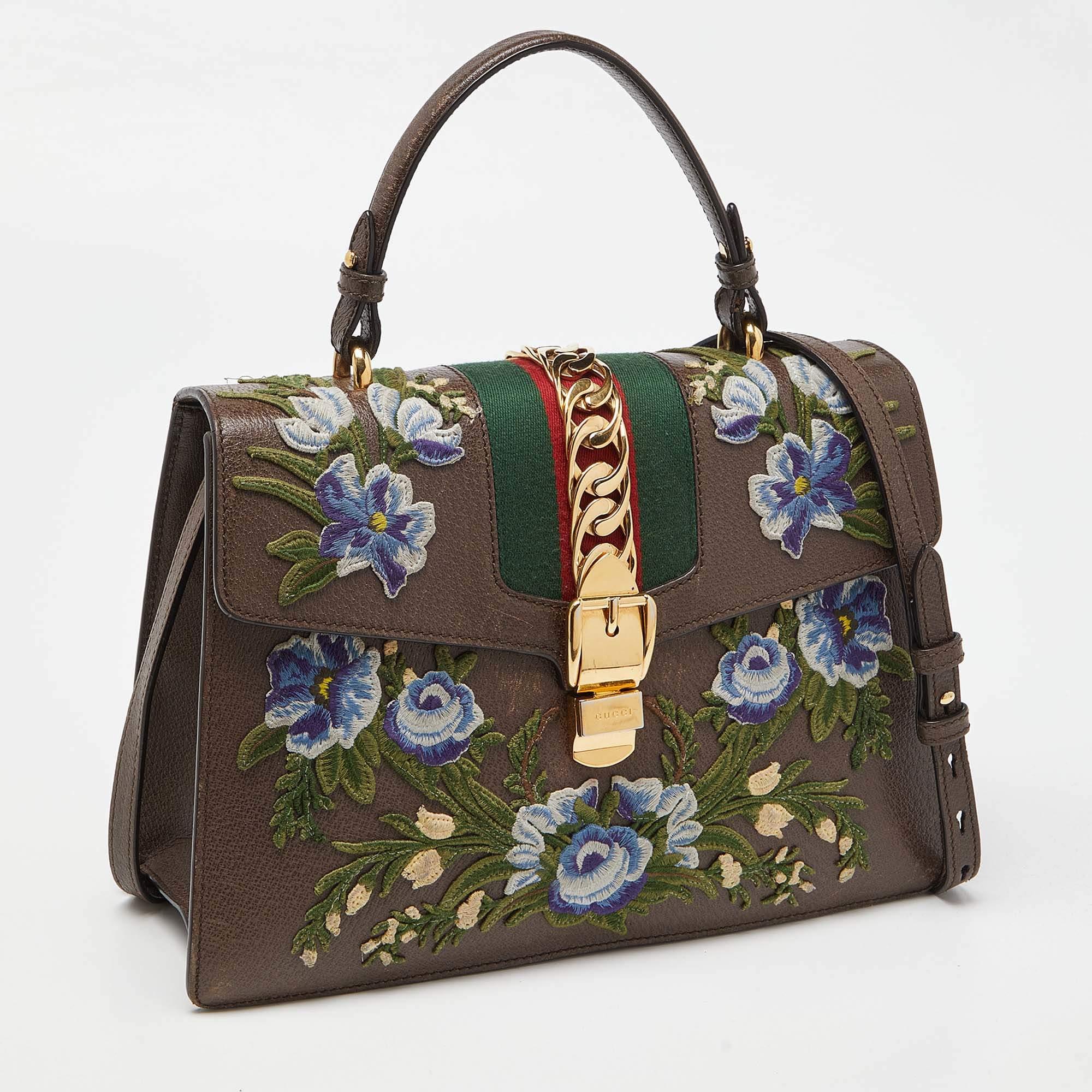 Nero Gucci Borsa Sylvie media in pelle con ricamo floreale marrone a manico alto in vendita