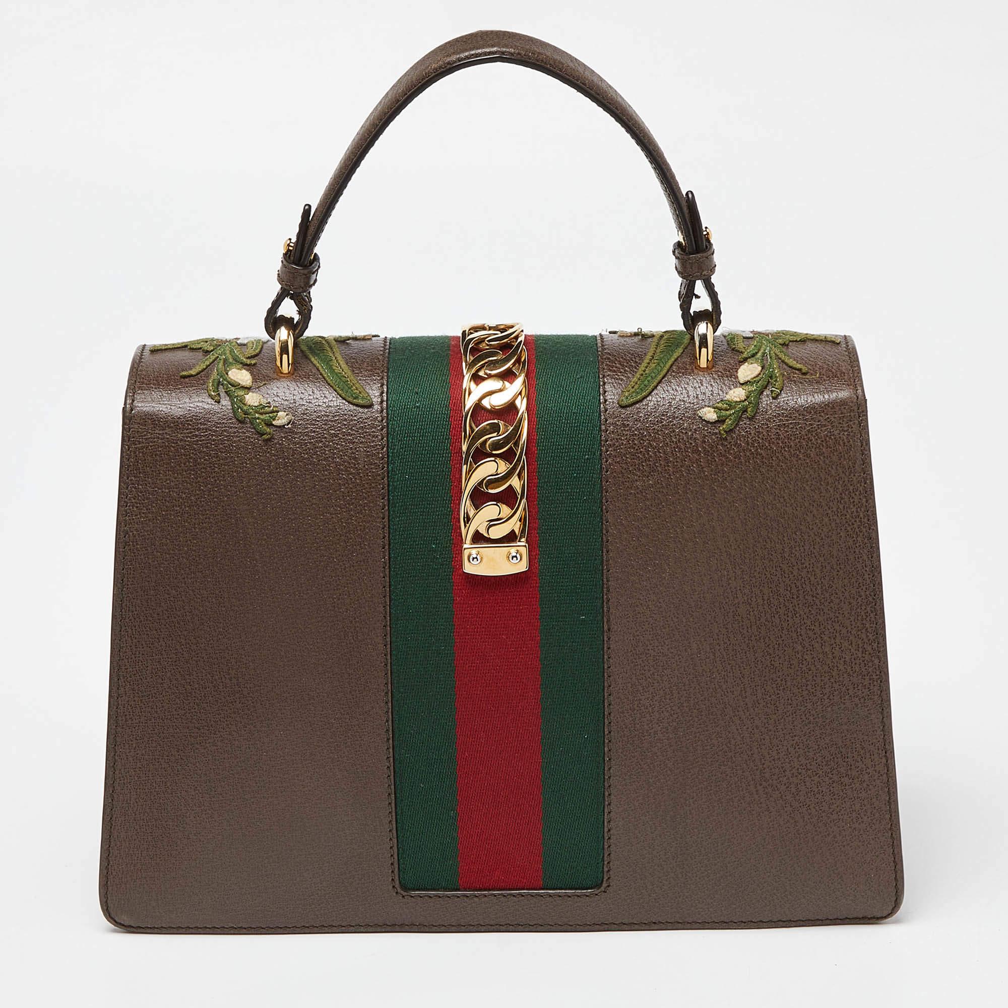 Gucci Borsa Sylvie media in pelle con ricamo floreale marrone a manico alto In condizioni discrete in vendita a Dubai, Al Qouz 2