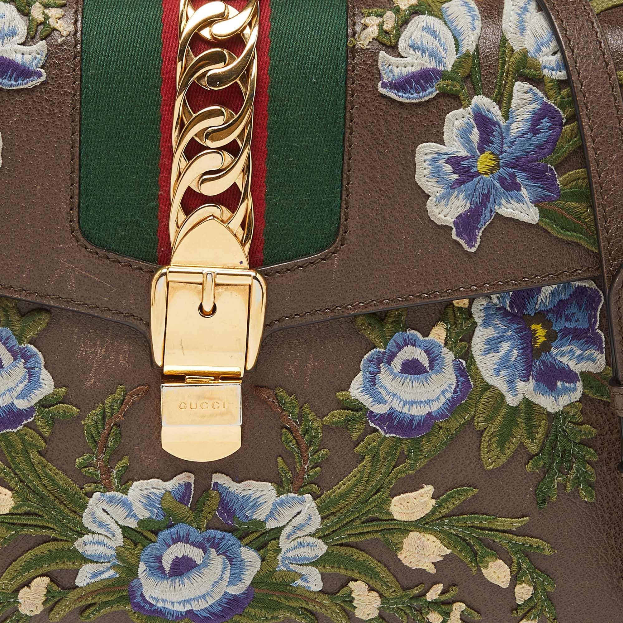 Gucci Borsa Sylvie media in pelle con ricamo floreale marrone a manico alto in vendita 4