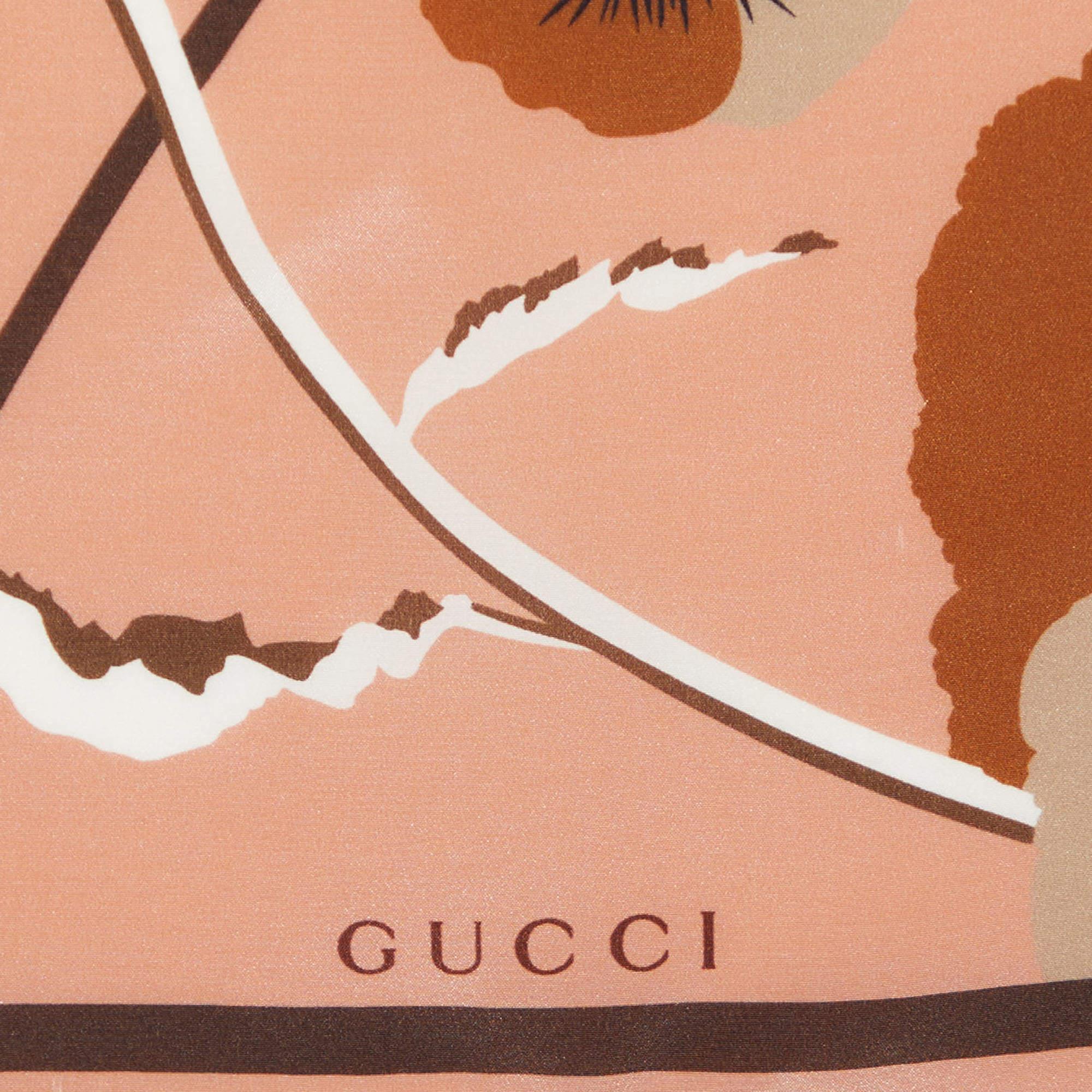 Beige Écharpe carrée en soie imprimée à fleurs de Gucci Brown en vente