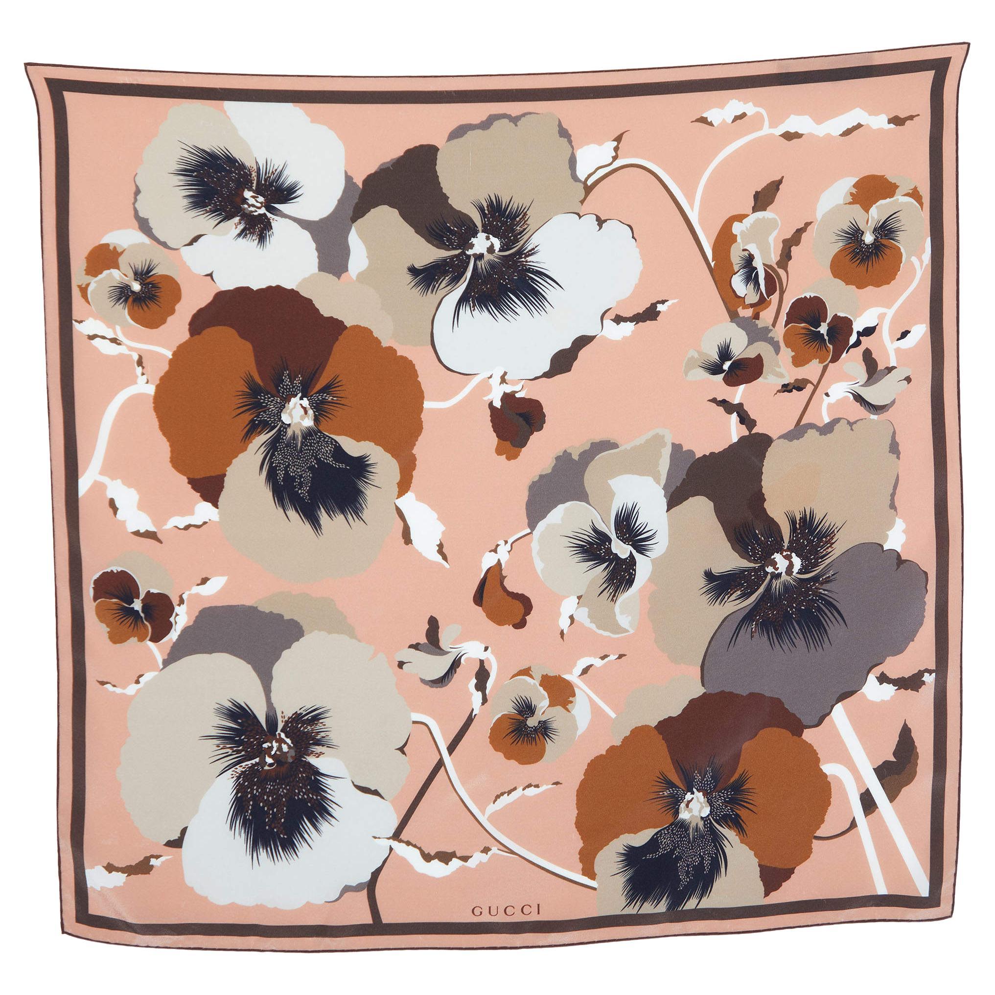 Écharpe carrée en soie imprimée à fleurs de Gucci Brown en vente