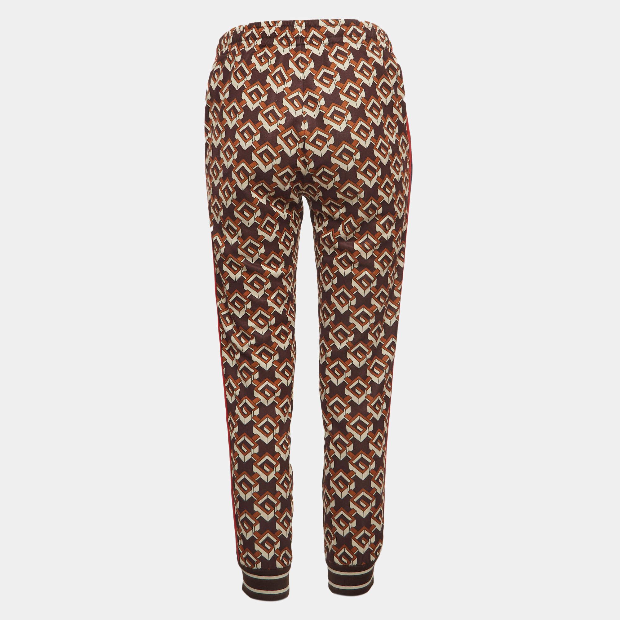 Entspannen Sie sich in Komfort und Stil mit dieser Jogginghose von Gucci. Die Hose aus einer Baumwollmischung hat einen bequemen, elastischen Bund, zwei Taschen und geometrische G-Prints auf allen Seiten.

