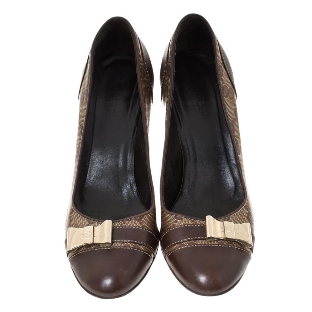 These brown pumps from Gucci look absolutely lovely and are sure to make you stand out! They are crafted from the signature GG canvas and feature brown leather cap toes, gold-tone hardware detailing on the uppers, comfortable leather-lined insoles