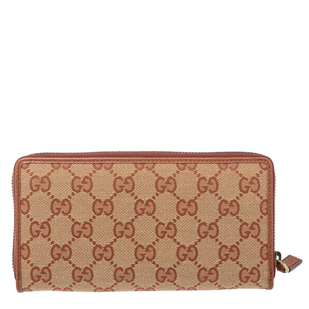 Chic and fabulous, this zip-around wallet is from Gucci. Crafted from brown GG canvas with a Yankees patch, the interiors are leather-lined. It comes with a zipper pull that opens to multiple card slots, a zipped coin pocket, and two open