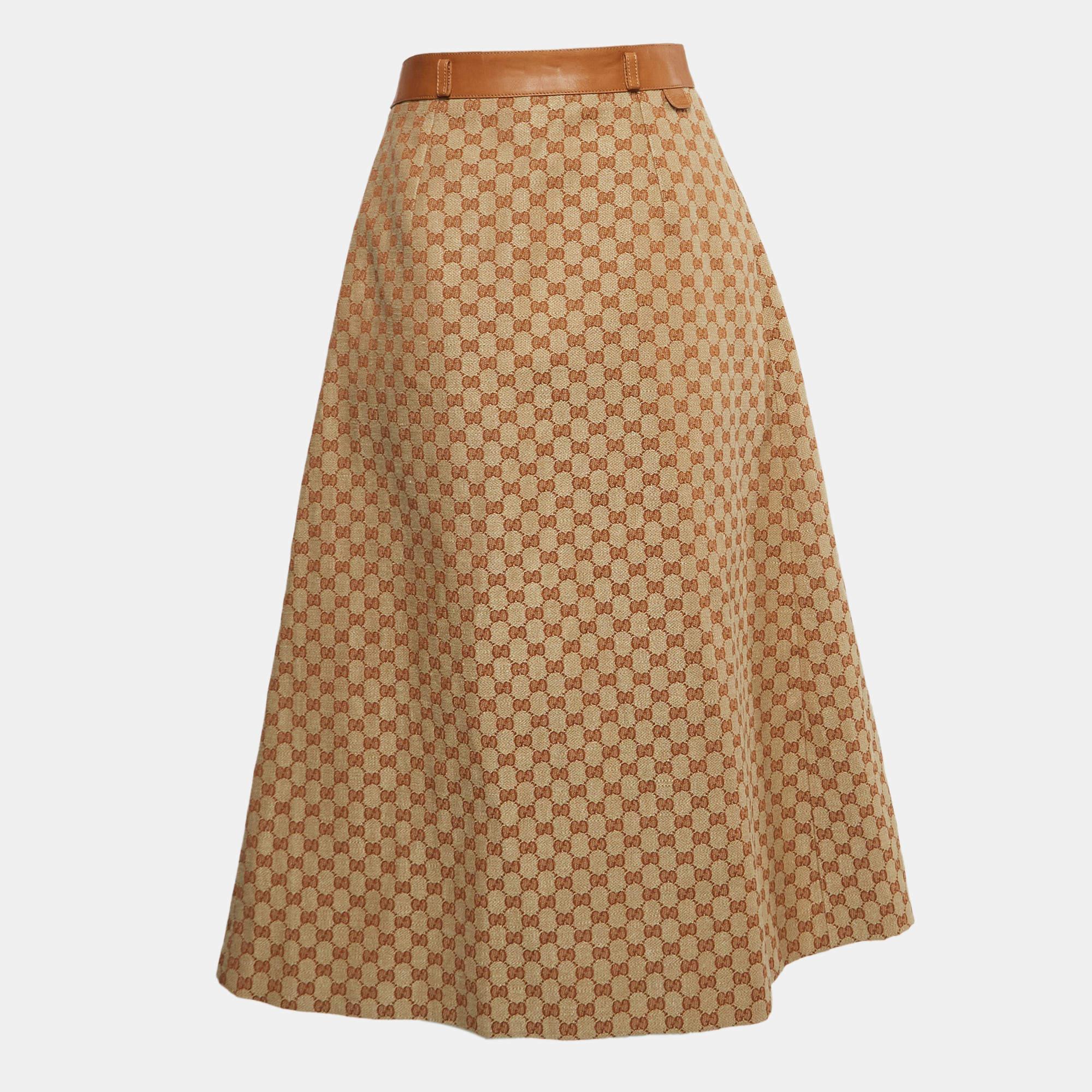 Experience the charm of designer clothing with this gorgeous skirt. Made from quality fabrics, the skirt has a simple allure and a great fit. Pair it up with a tailored blouse or a simple top and high heels.

