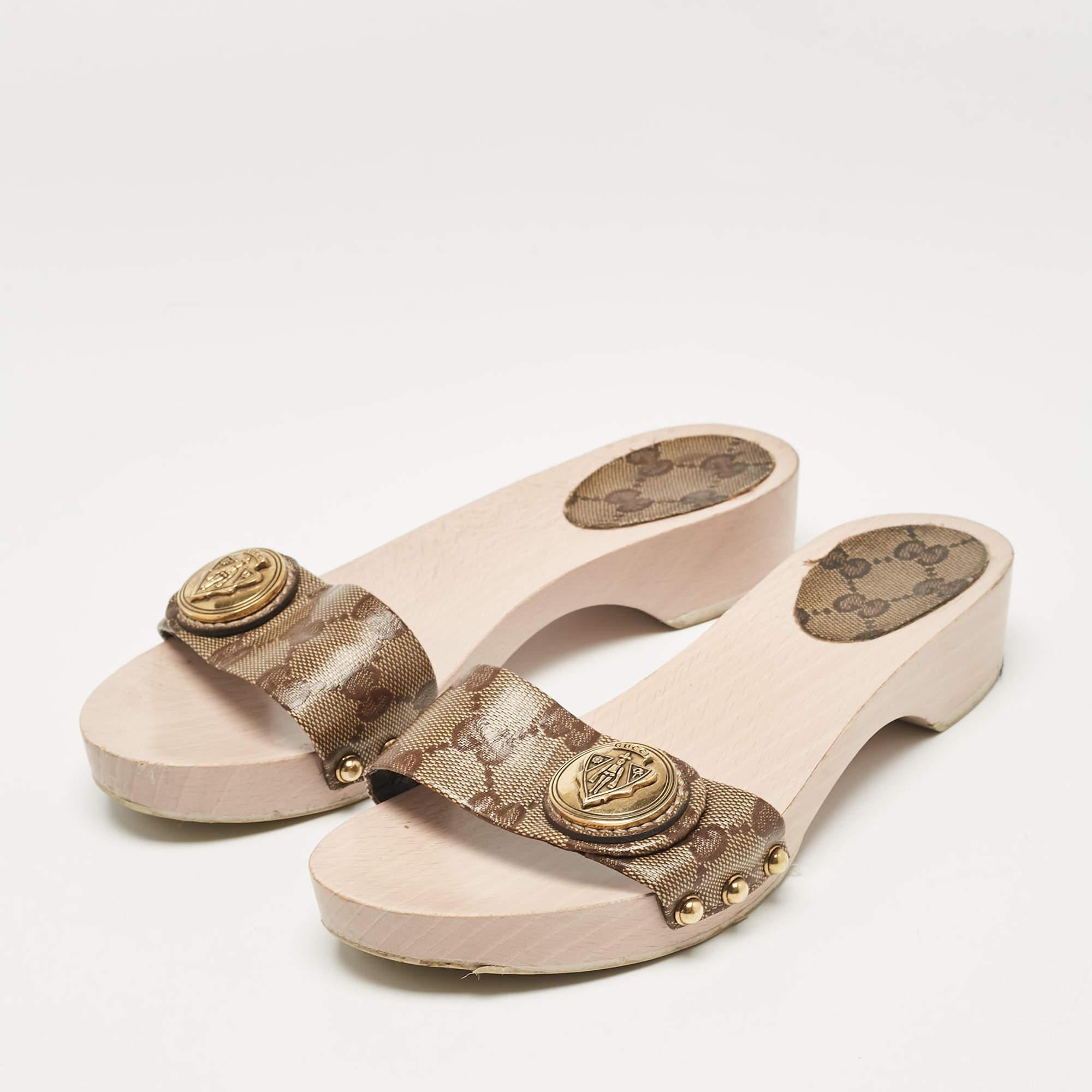 These sandals will frame your feet in an elegant manner. Crafted from quality materials they display a classy design and comfortable insoles.