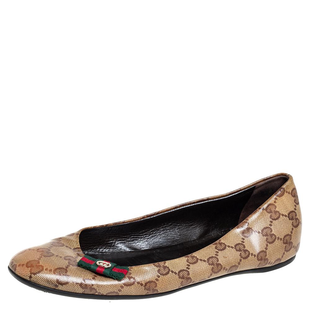 Abbina queste straordinarie ballerine di Gucci a qualsiasi vestito e migliora immediatamente il tuo look. Realizzate in tela con cristalli GG, sono caratterizzate da punta tonda, dalla famosa striscia Web e dai fiocchi con logo GG sulla tomaia, da
