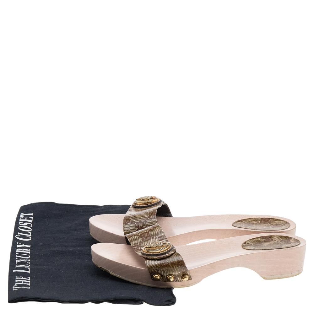 Brimming with signatory motifs of the brand, these slide sandals from Gucci bring iconic elegance and charm to your feet effortlessly! Their upper is fashioned in GG Crystal canvas, with gold-toned Hysteria motifs. These slide sandals are chic and